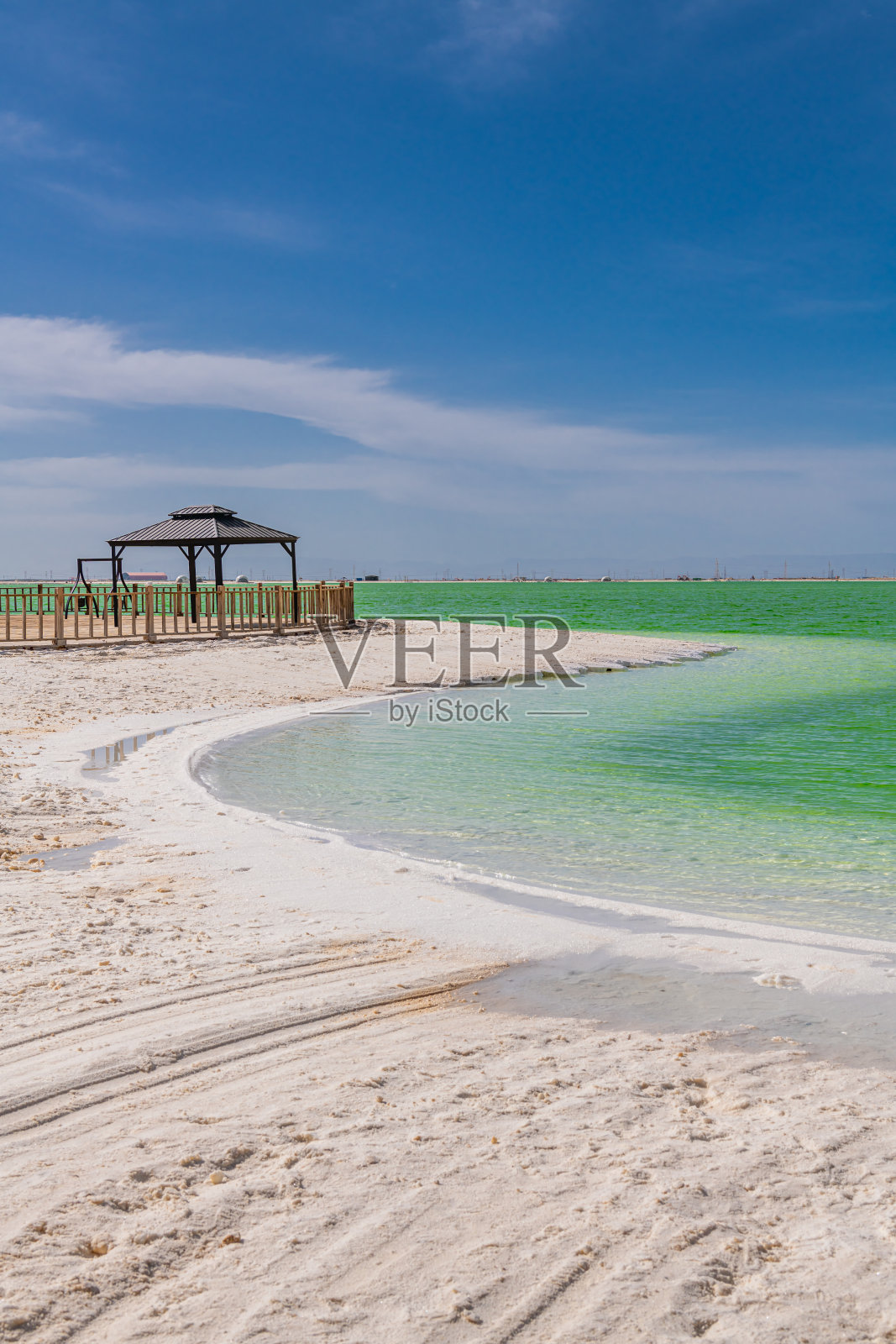 青海省查尔汗湖周围的休闲区照片摄影图片