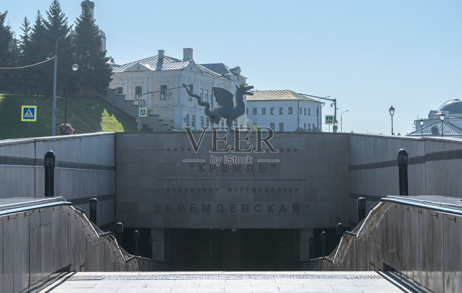 卡赞克里姆林宫地下站入口处的齐兰特金属雕塑照片摄影图片