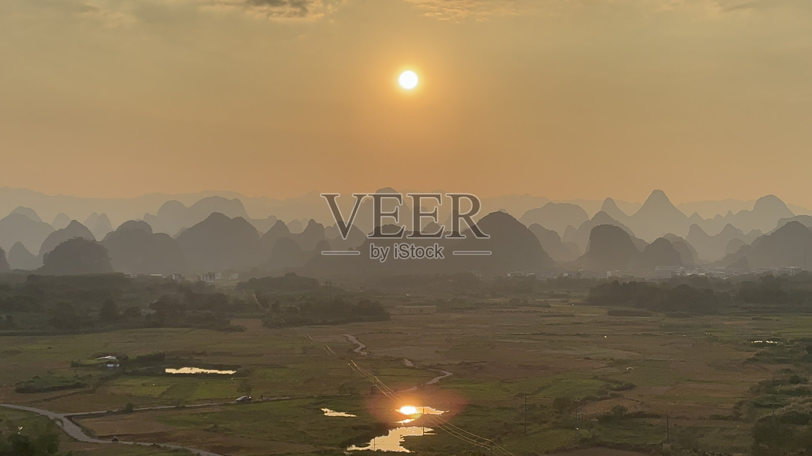 中国桂林阳朔喀斯特山脉日落照片摄影图片