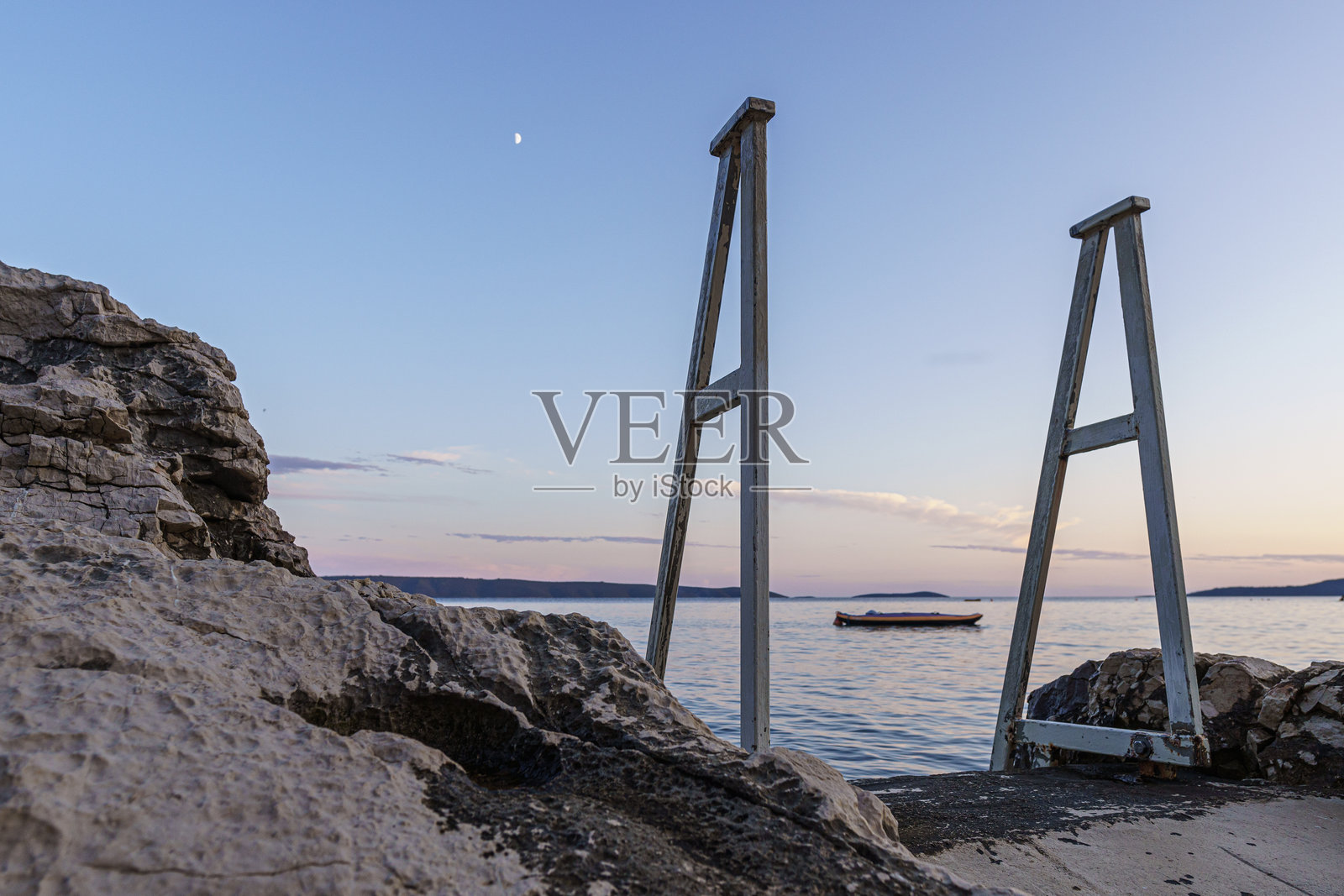 亚德里亚海岸的岩石海滩和海水照片摄影图片