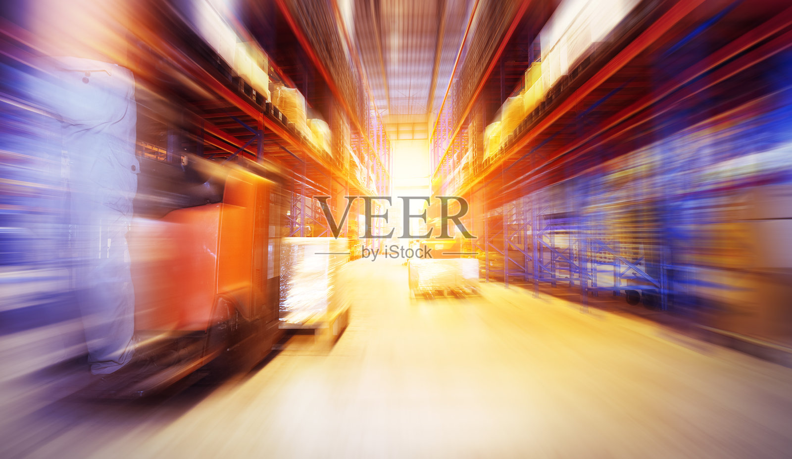 模糊的物流行业仓库空间。叉车正在装载包裹箱。储存仓库。供应链货物运输。分销仓库运输物流。照片摄影图片