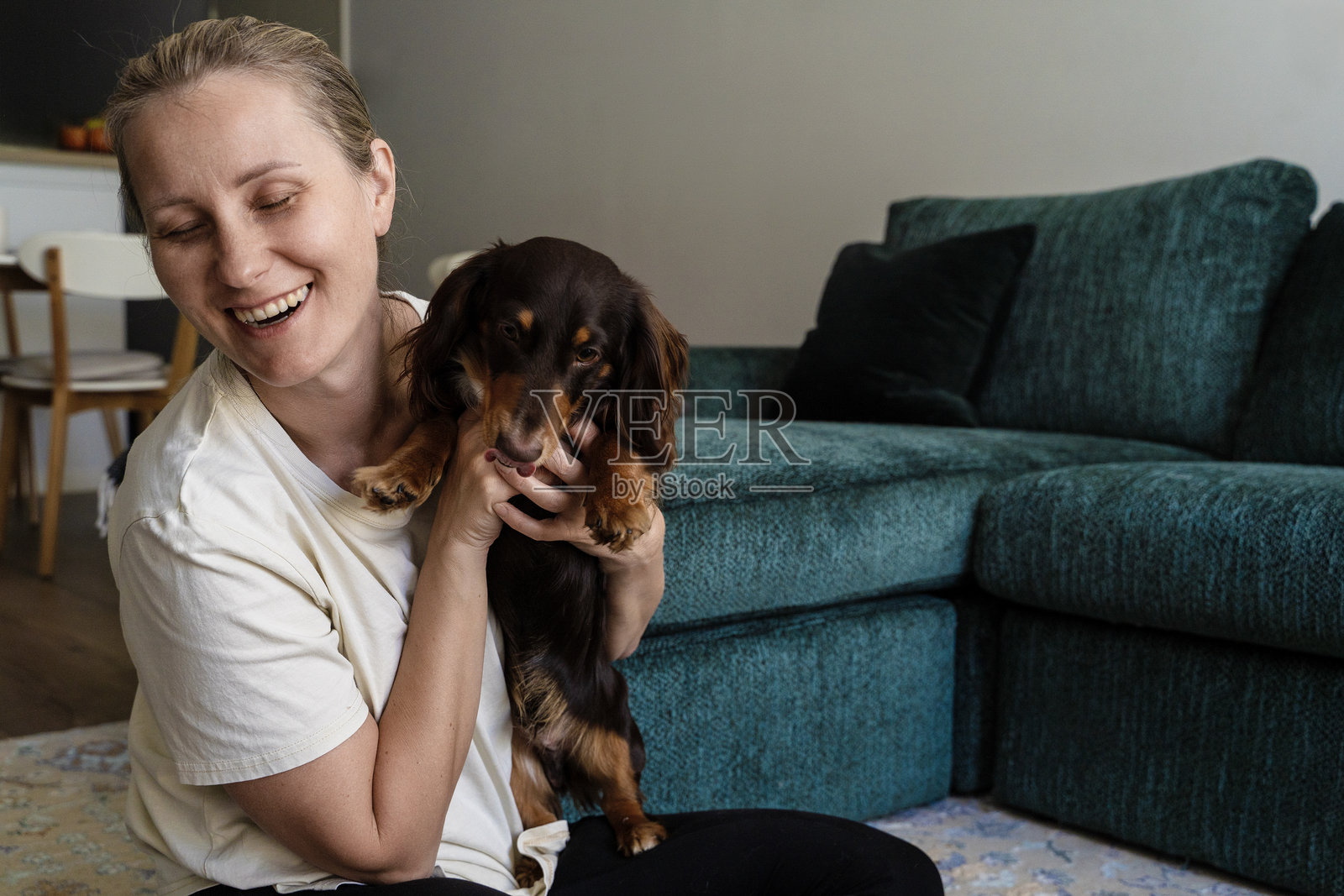 女人与快乐的小猎犬玩耍照片摄影图片