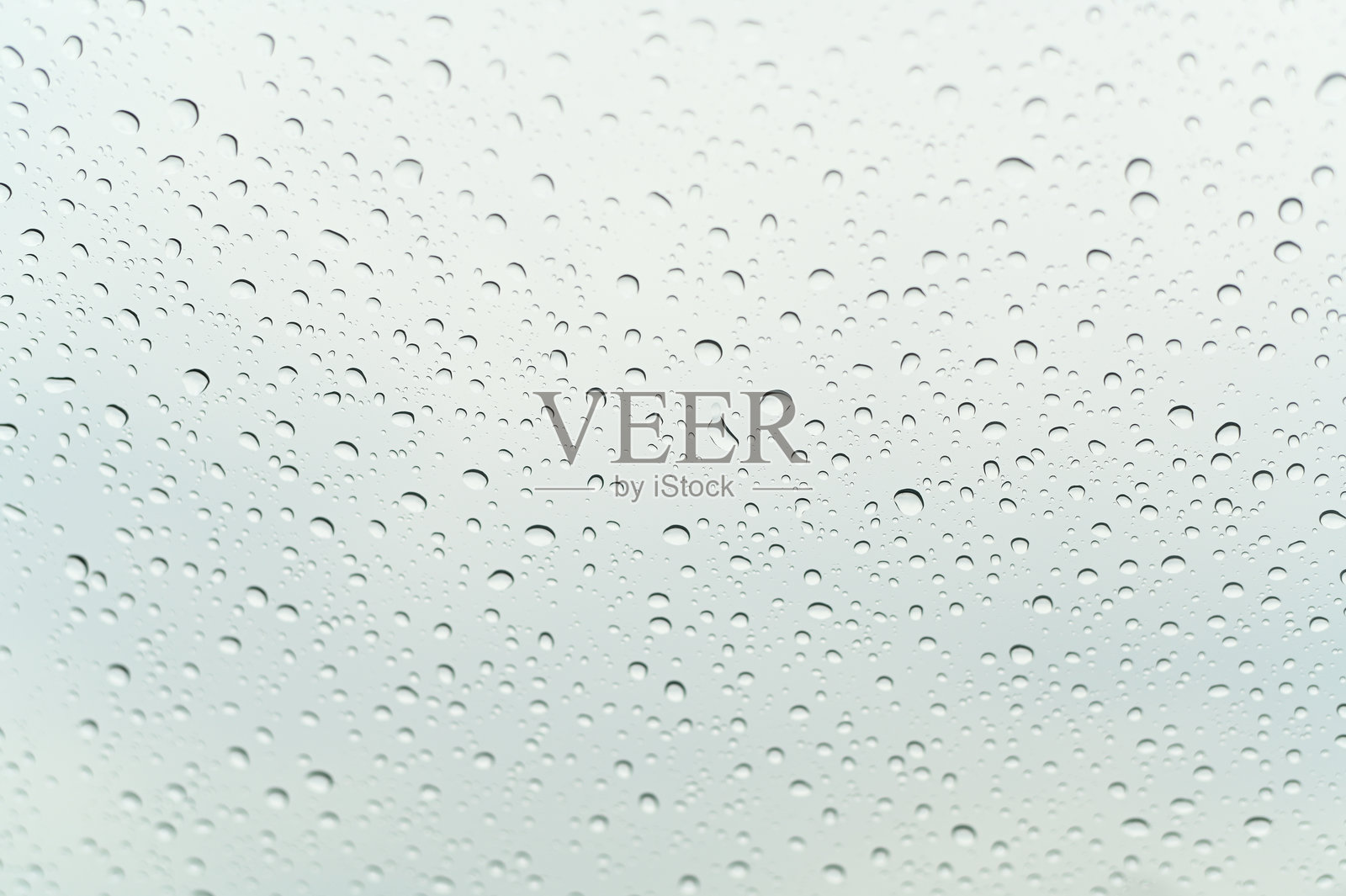 车窗上的水滴。选择性对焦。照片摄影图片