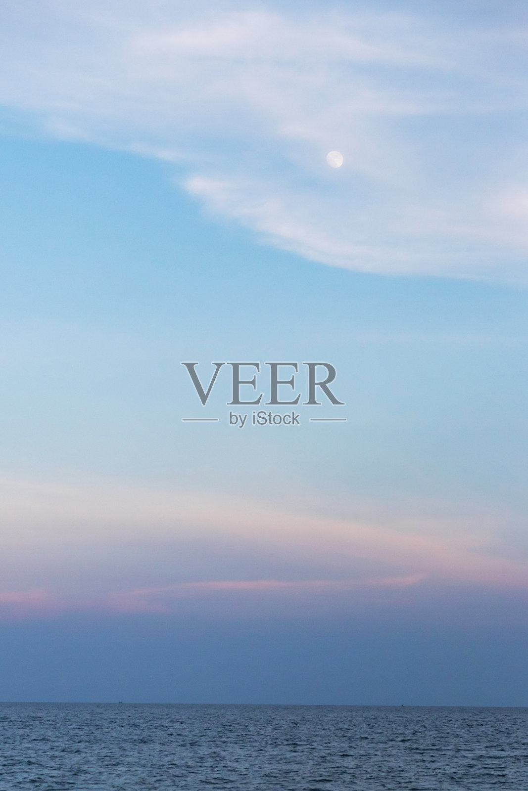 柔和的粉彩天空下宁静的海洋景色，展现了黄昏时分的宁静与自然之美。照片摄影图片