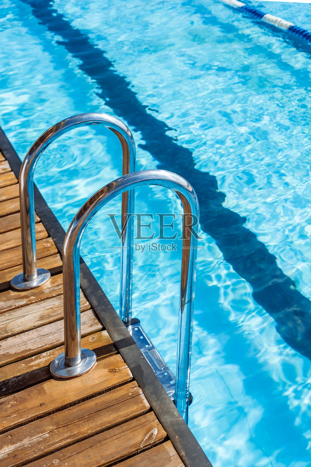 游泳池梯子。垂直。高质量照片。照片摄影图片