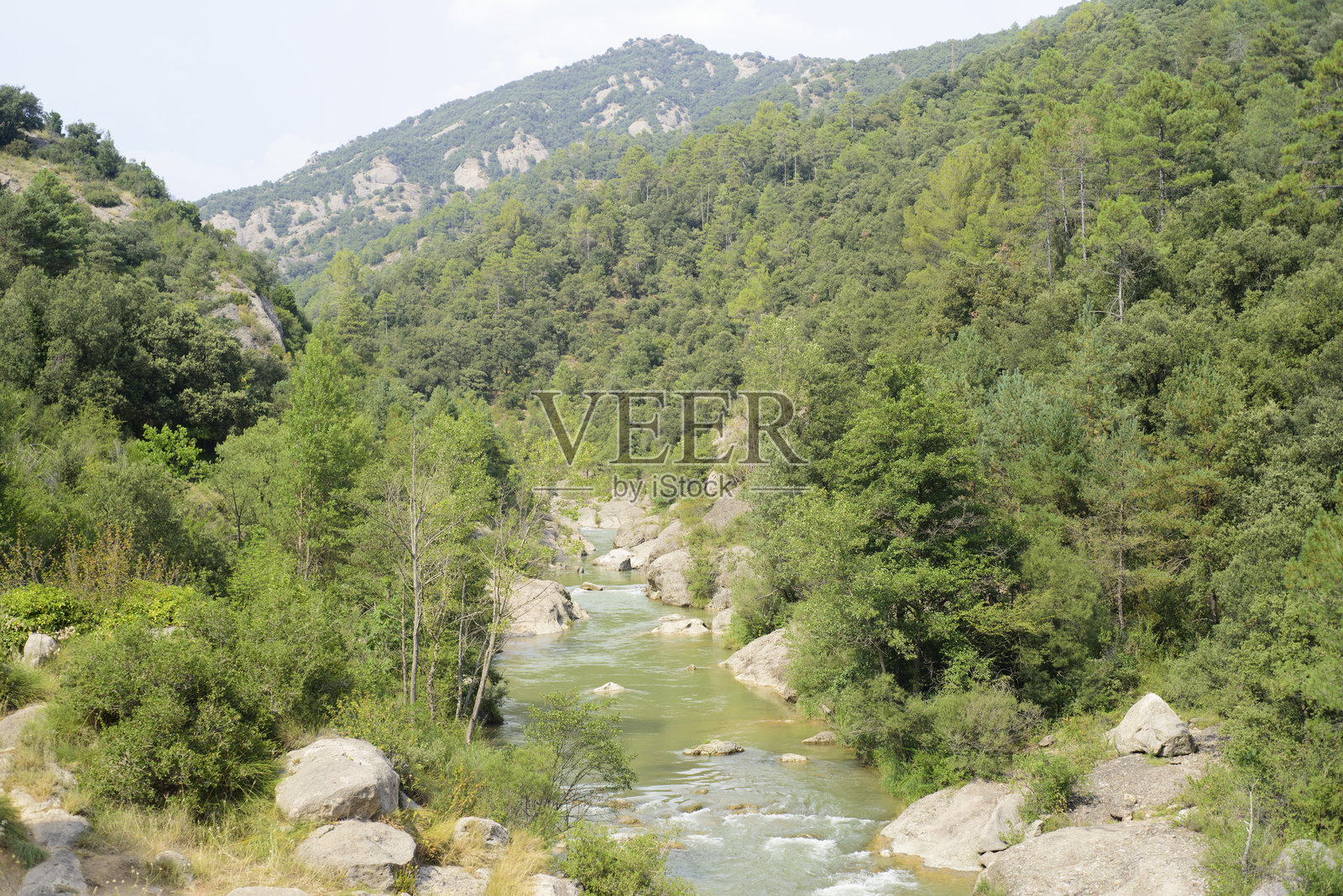 比利牛斯山附近的河流照片摄影图片