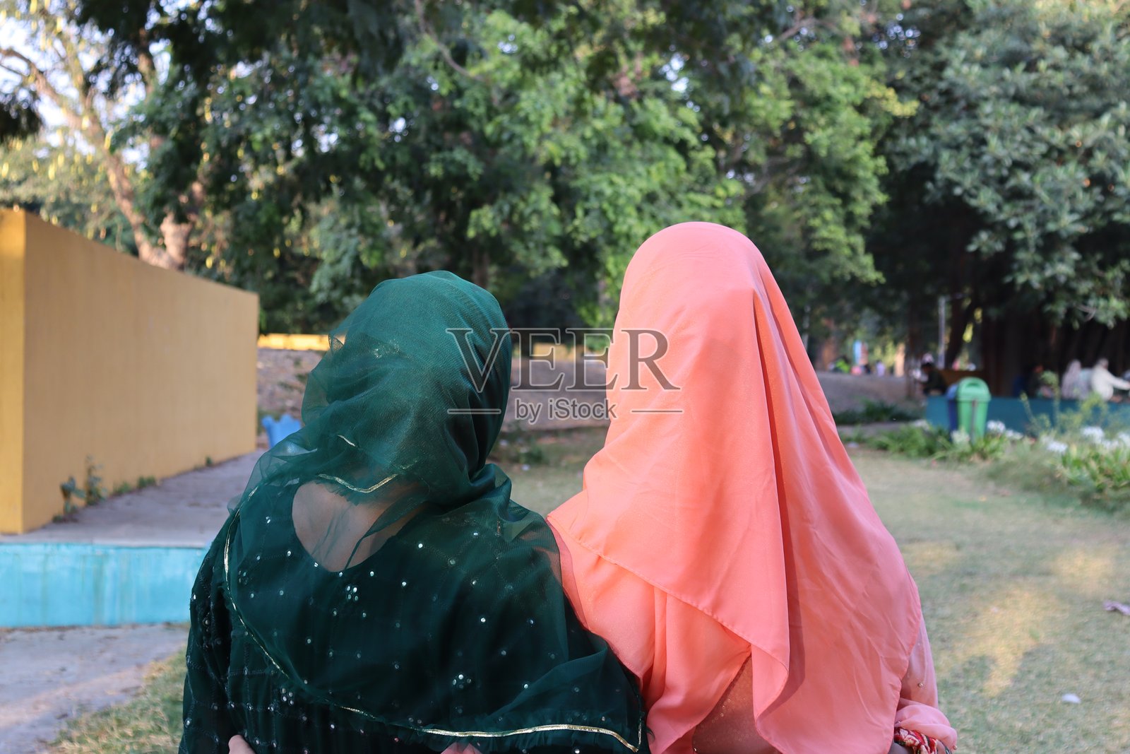 身穿印度传统服装旅行的美丽女人摄影照片摄影图片