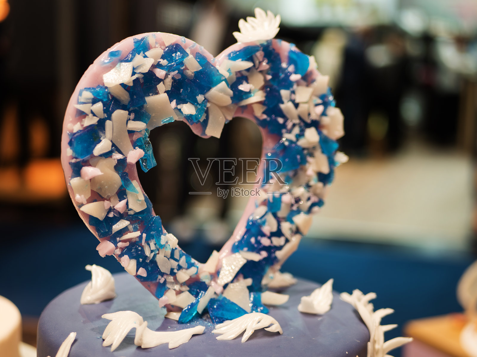 心形蛋糕装饰与可食用水晶照片摄影图片