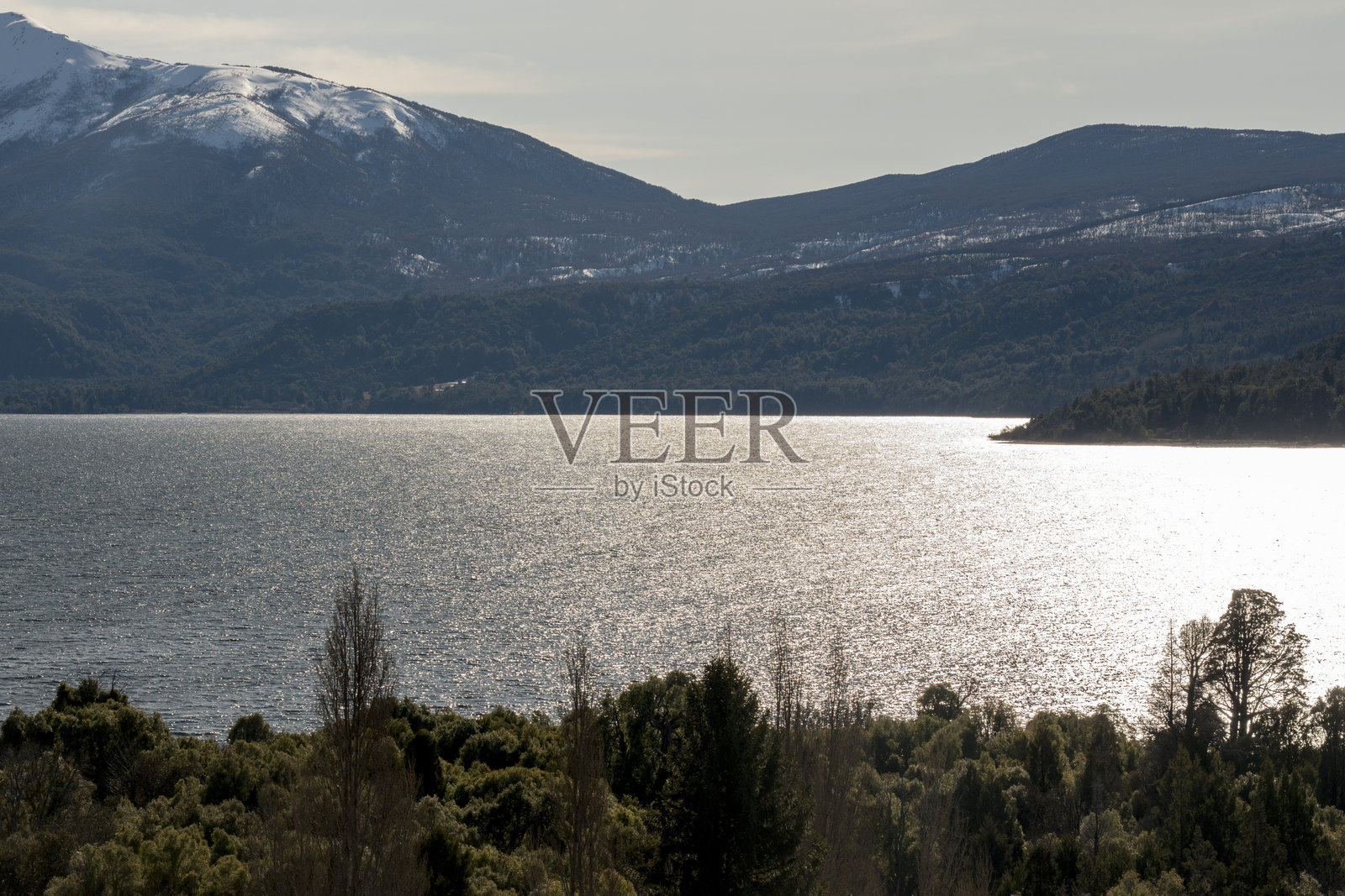 埃斯克尔洛斯阿莱尔塞斯国家公园的湖岸照片摄影图片