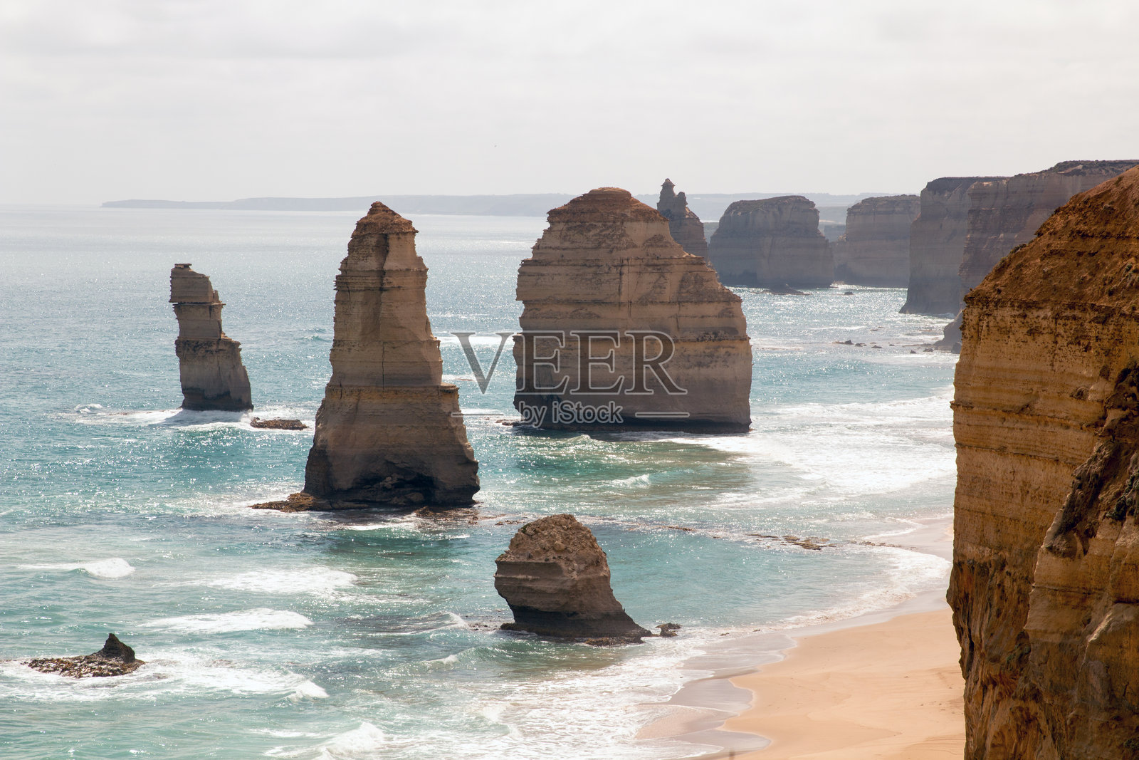 平静海面上的海岬景观照片摄影图片