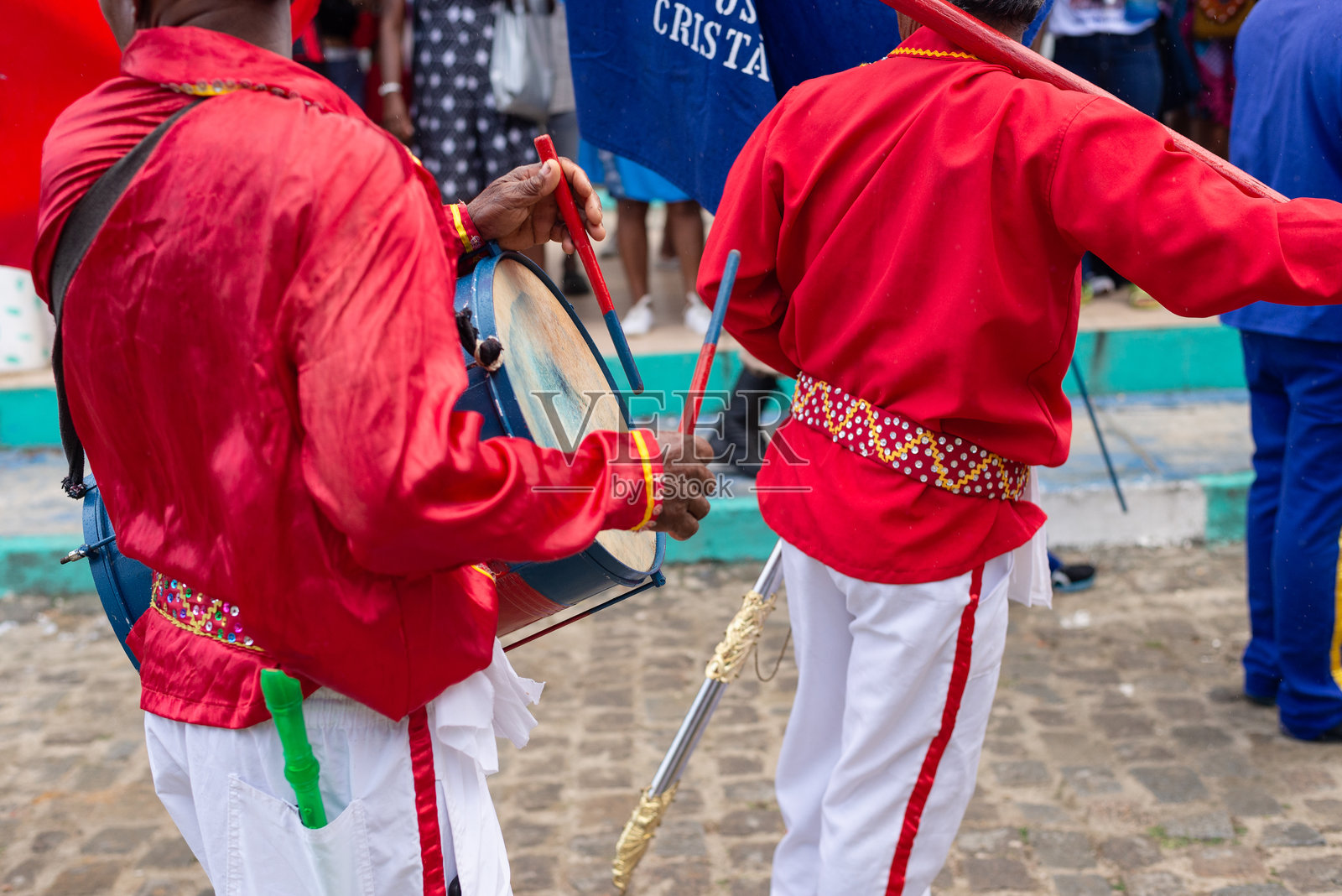 在巴伊亚州的索巴拉市，马鲁哈达和切甘萨文化团体的成员们在游行中演奏打击乐器。照片摄影图片