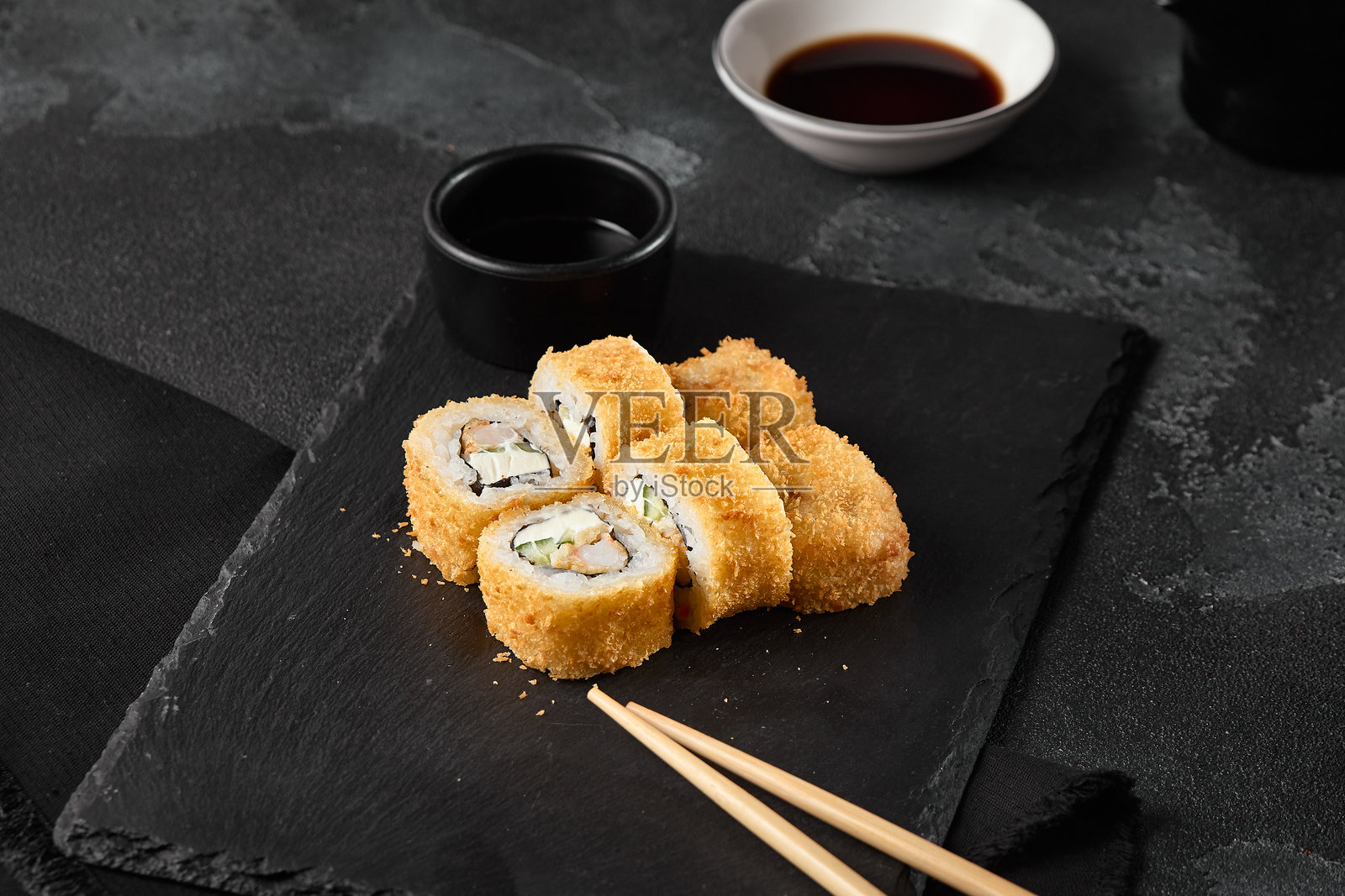 天妇罗卷配鳗鱼酱和虾 - 现代食品摄影，黑暗美学与高对比度灯光照片摄影图片