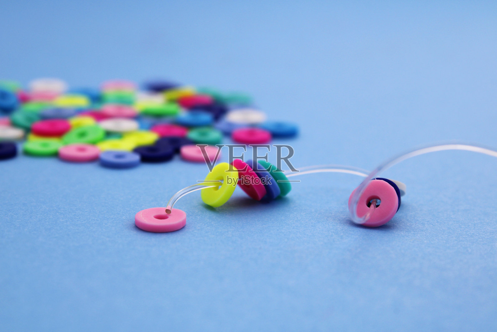 五颜六色的塑料珠子用尼龙线串成项链照片摄影图片