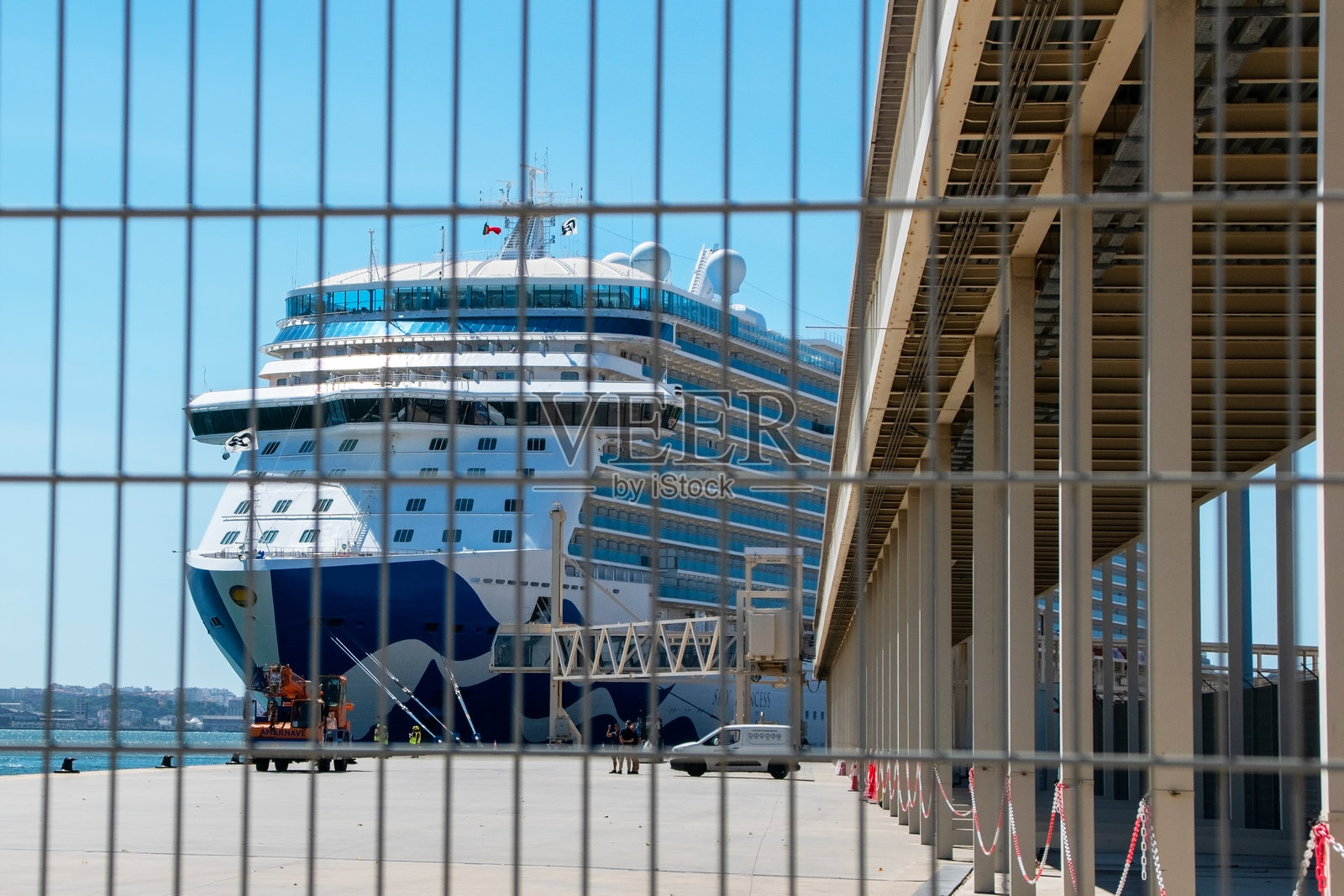 停靠在葡萄牙里斯本港口的游轮照片摄影图片