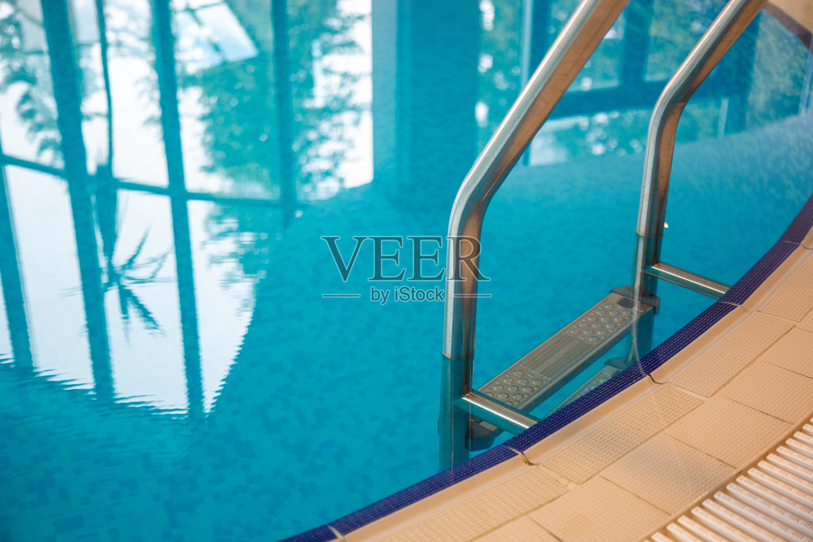 游泳池梯子照片摄影图片