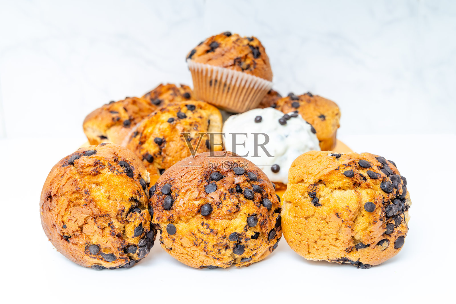 特写一堆马德琳蛋糕，这是一种典型的西班牙普通松饼，其中一些覆盖着白巧克力。照片摄影图片