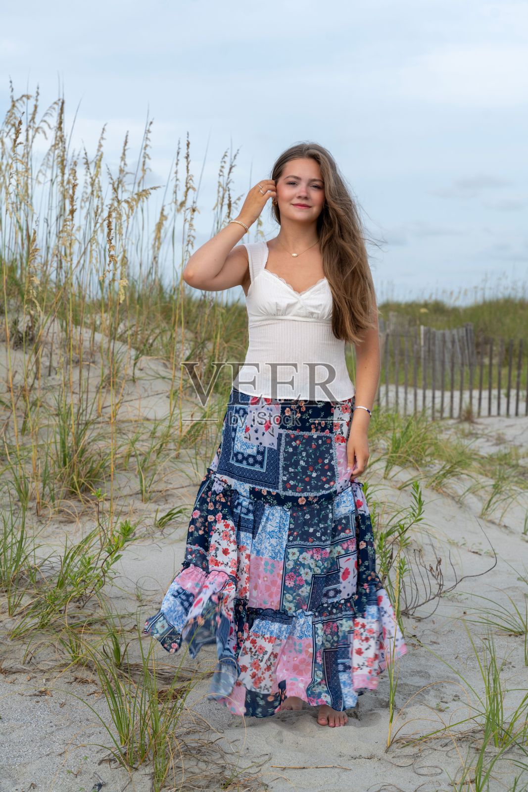 美丽的年轻女性在南卡罗来纳州的棕榈岛沙丘上摆姿势照片摄影图片