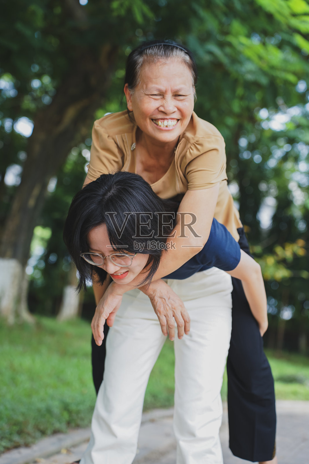 年轻的亚洲女性与她的母亲在公园里照片摄影图片