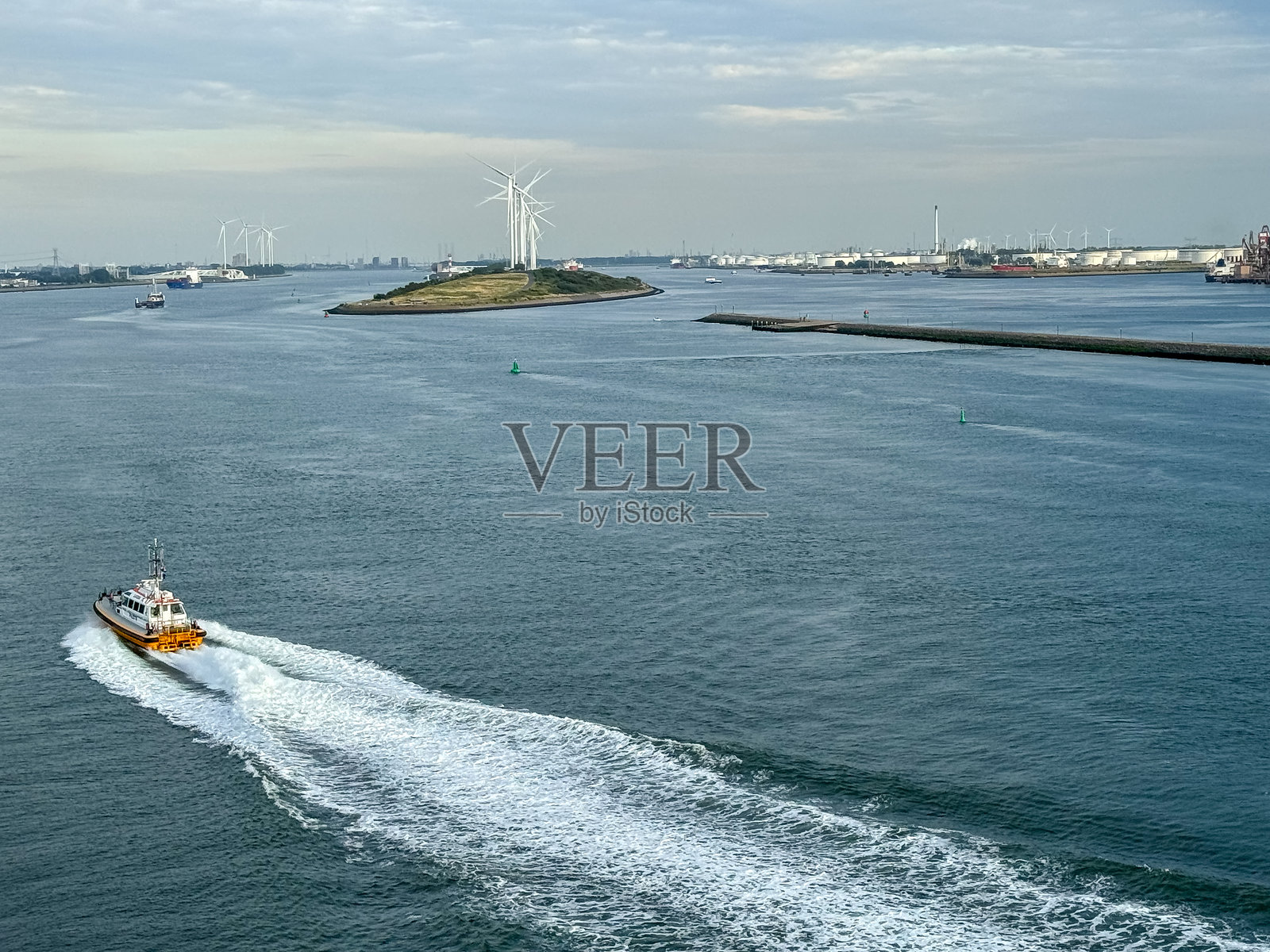 荷兰鹿特丹Nieuwe Maas沿岸的建筑和工业作业照片摄影图片