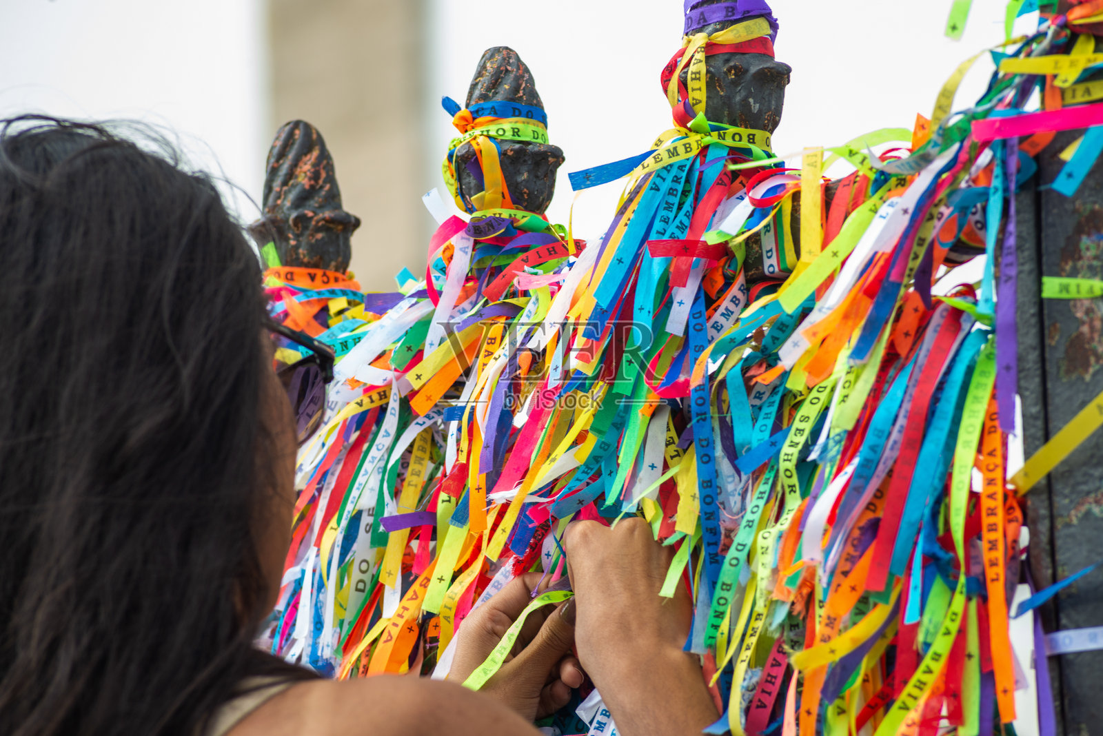 天主教徒在巴伊亚州萨尔瓦多的本芬圣殿门口系上五彩缤纷的丝带作为纪念品。照片摄影图片