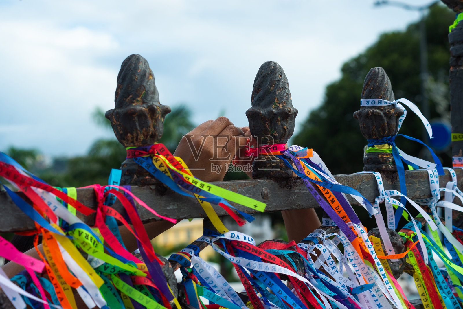 游客们在巴伊亚州萨尔瓦多的本芬教堂门口系上五彩缤纷的纪念丝带。照片摄影图片
