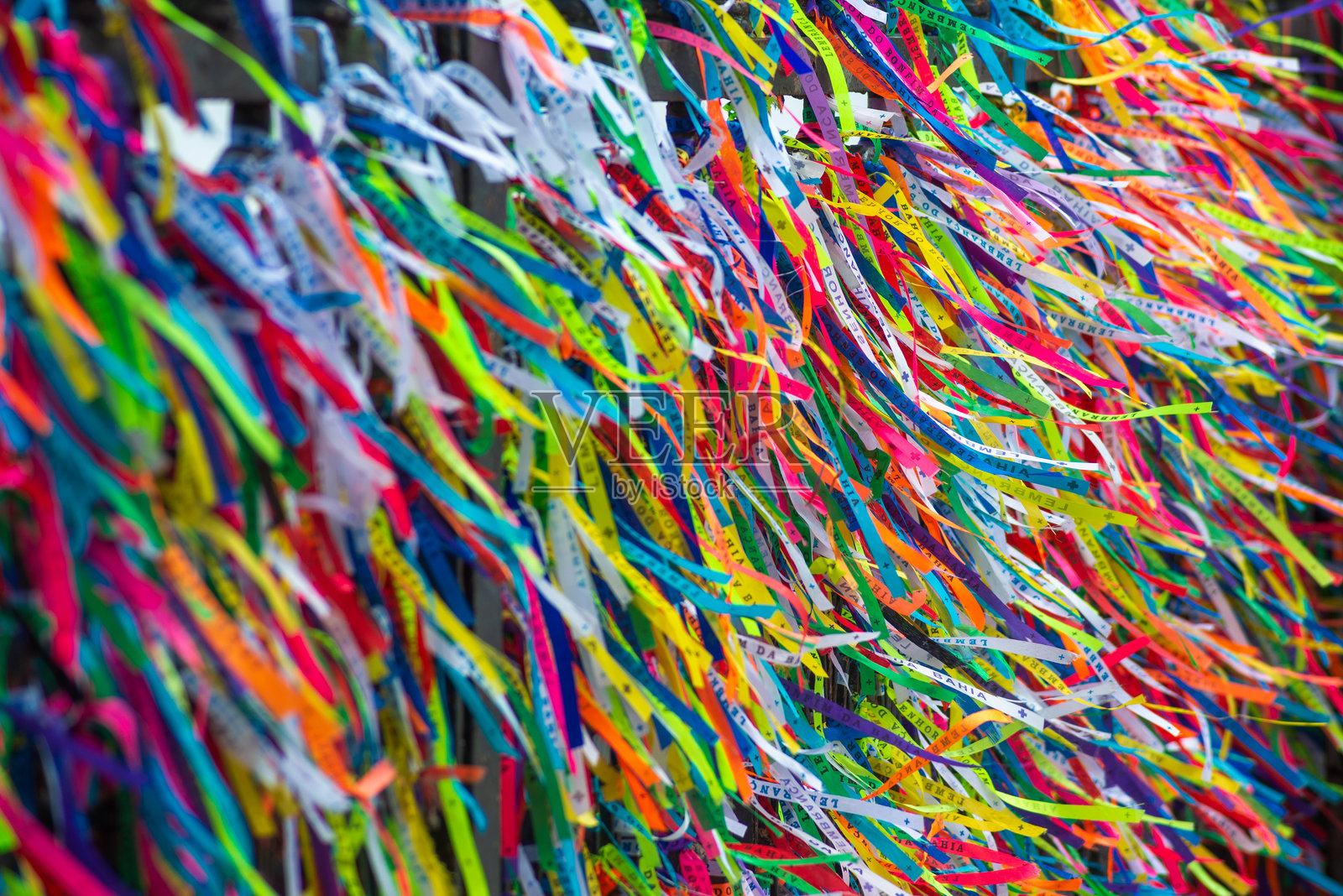 在巴伊亚州萨尔瓦多市的博宁教堂围栏上系着几条五彩缤纷的纪念丝带。照片摄影图片