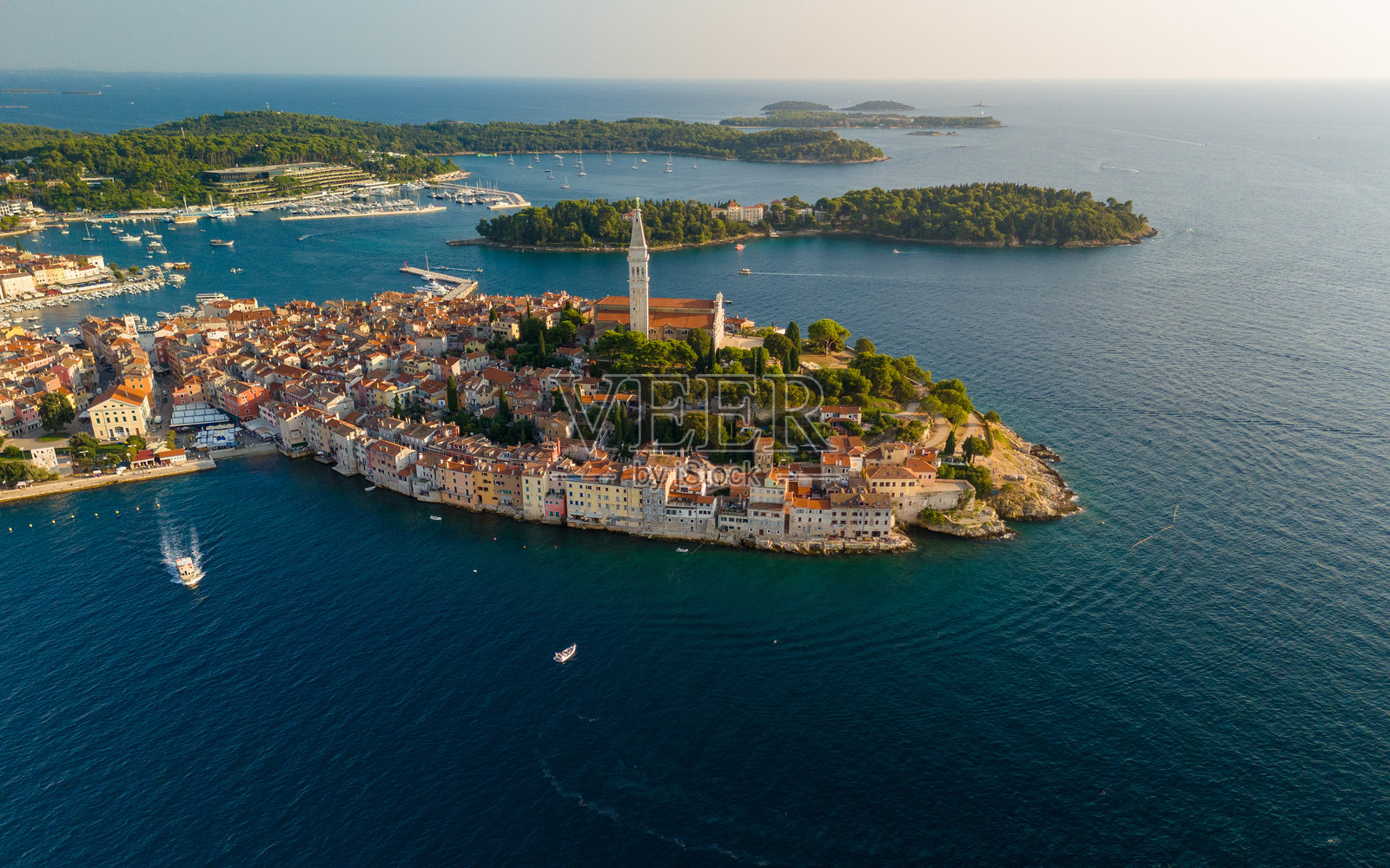 探索罗维尼的日落之美，历史魅力与生动的海岸吸引力相遇照片摄影图片