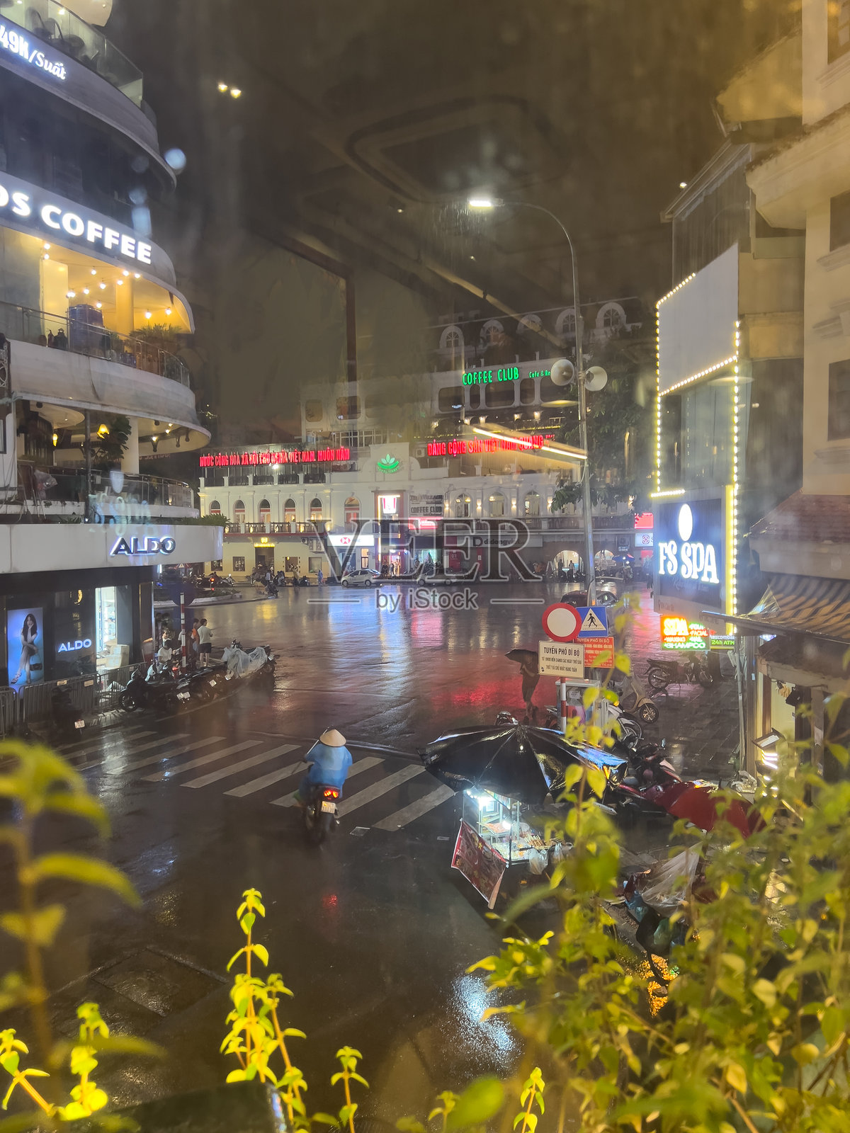 雨中夜晚的河内照片摄影图片