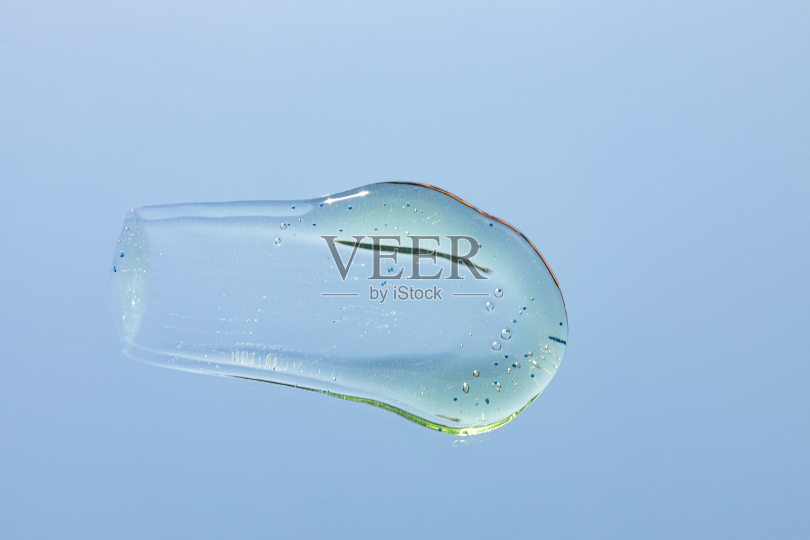 蓝天白云背景下的油滴特写，化妆品美容产品质地，洗发水，肥皂照片摄影图片