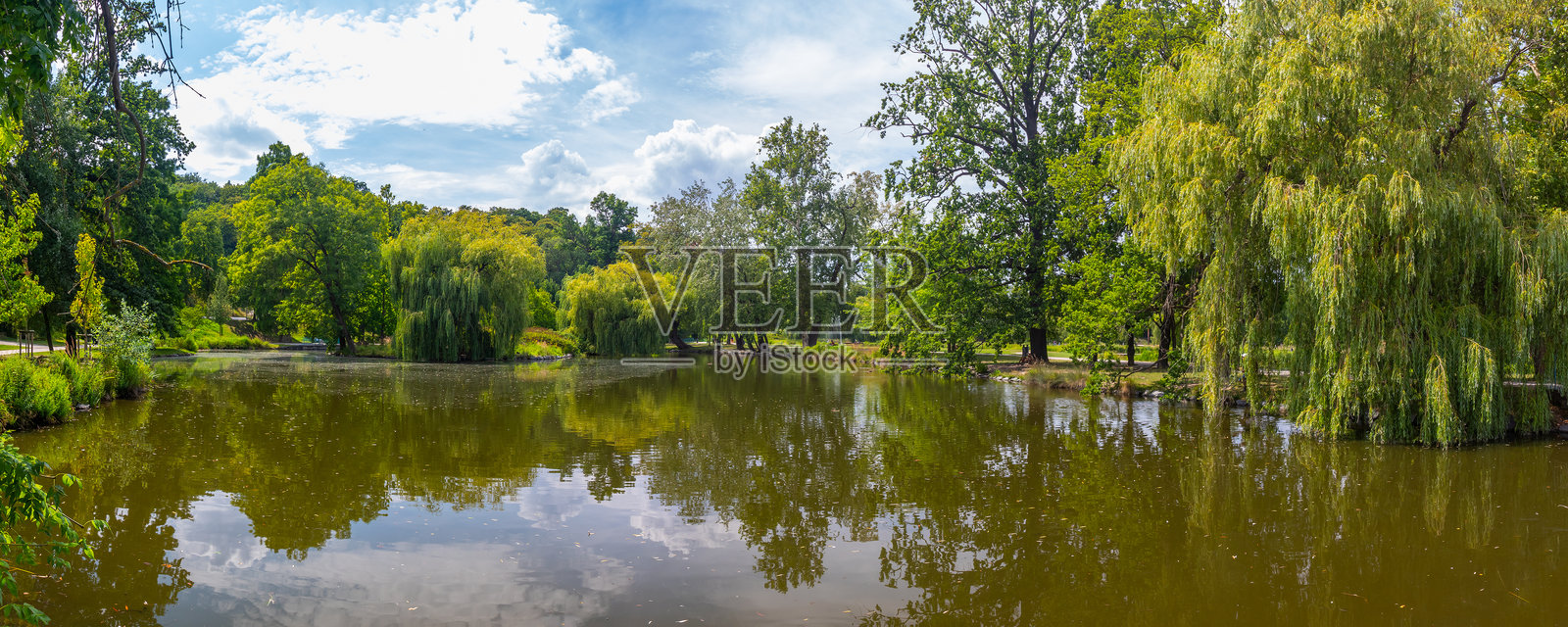 布拉格中央公园斯特罗莫夫卡皇家游戏保护区的池塘照片摄影图片
