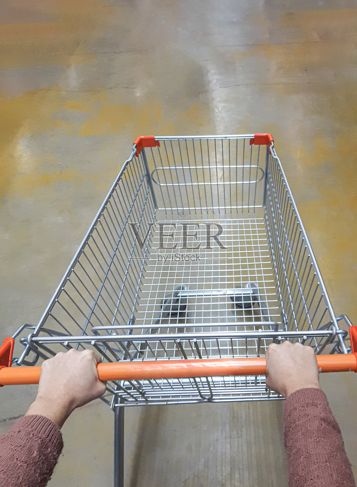 空购物车在超市过道中穿行。照片摄影图片