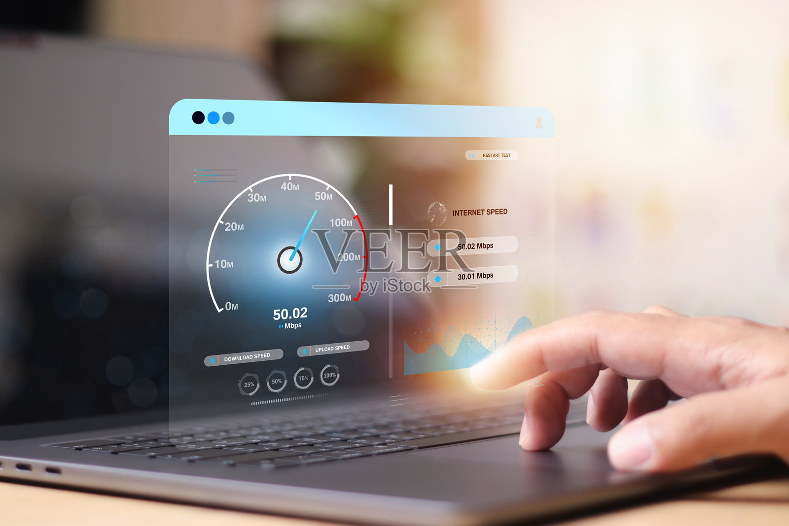 快速互联网连接与元宇宙技术概念，程序员在笔记本电脑上工作，虚拟屏幕显示互联网速度测量，互联网和技术概念，6G高速互联网照片摄影图片