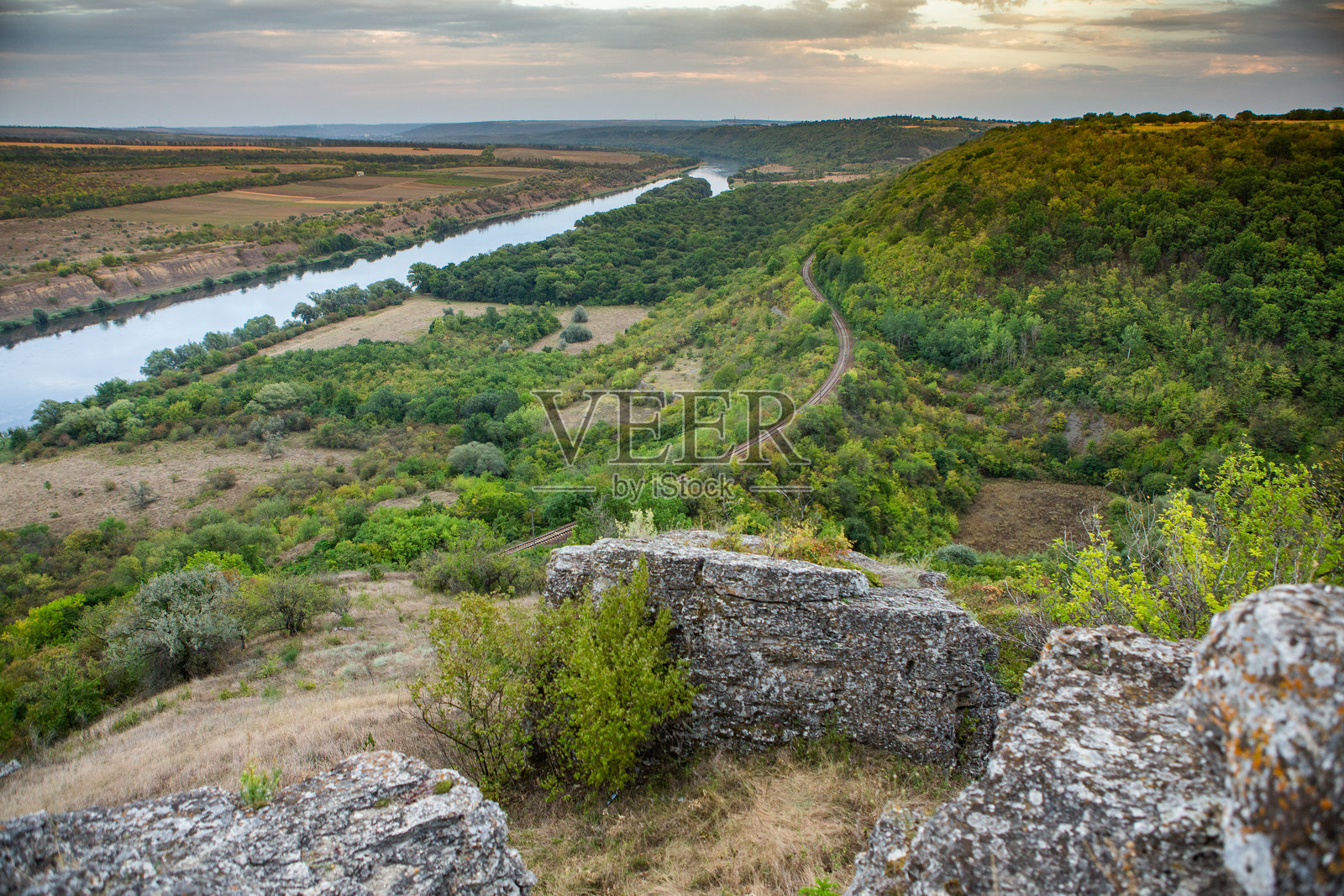 摩尔多瓦共和国北部美丽的夏季风景。一个来自前苏联的小东欧国家。照片摄影图片
