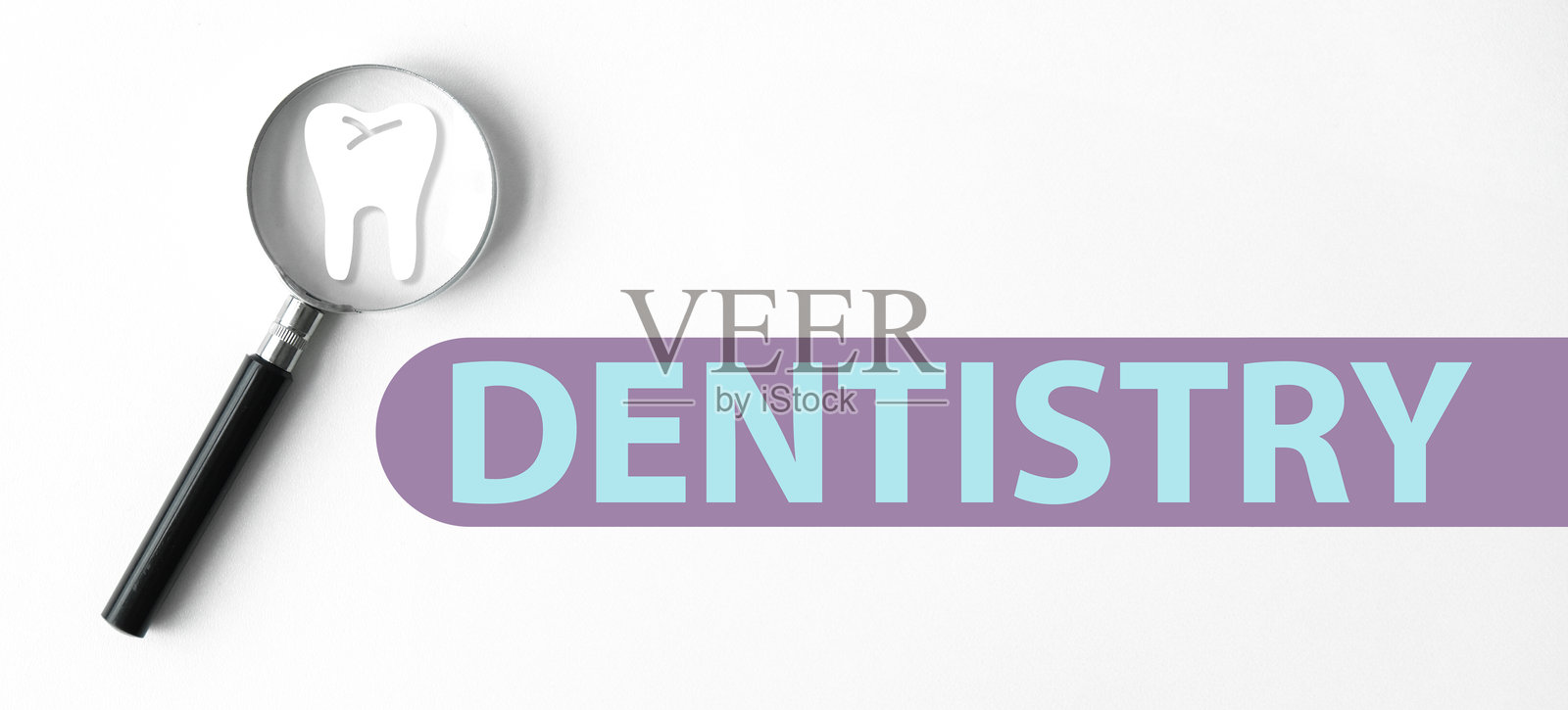 背景是放大镜和白色牙齿的横幅，上面写着“牙科”插画图片素材