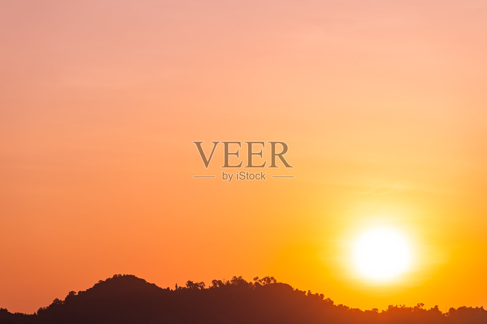 五彩斑斓的天空云彩在日落或日出时分，美丽的自然风景天空背景照片摄影图片