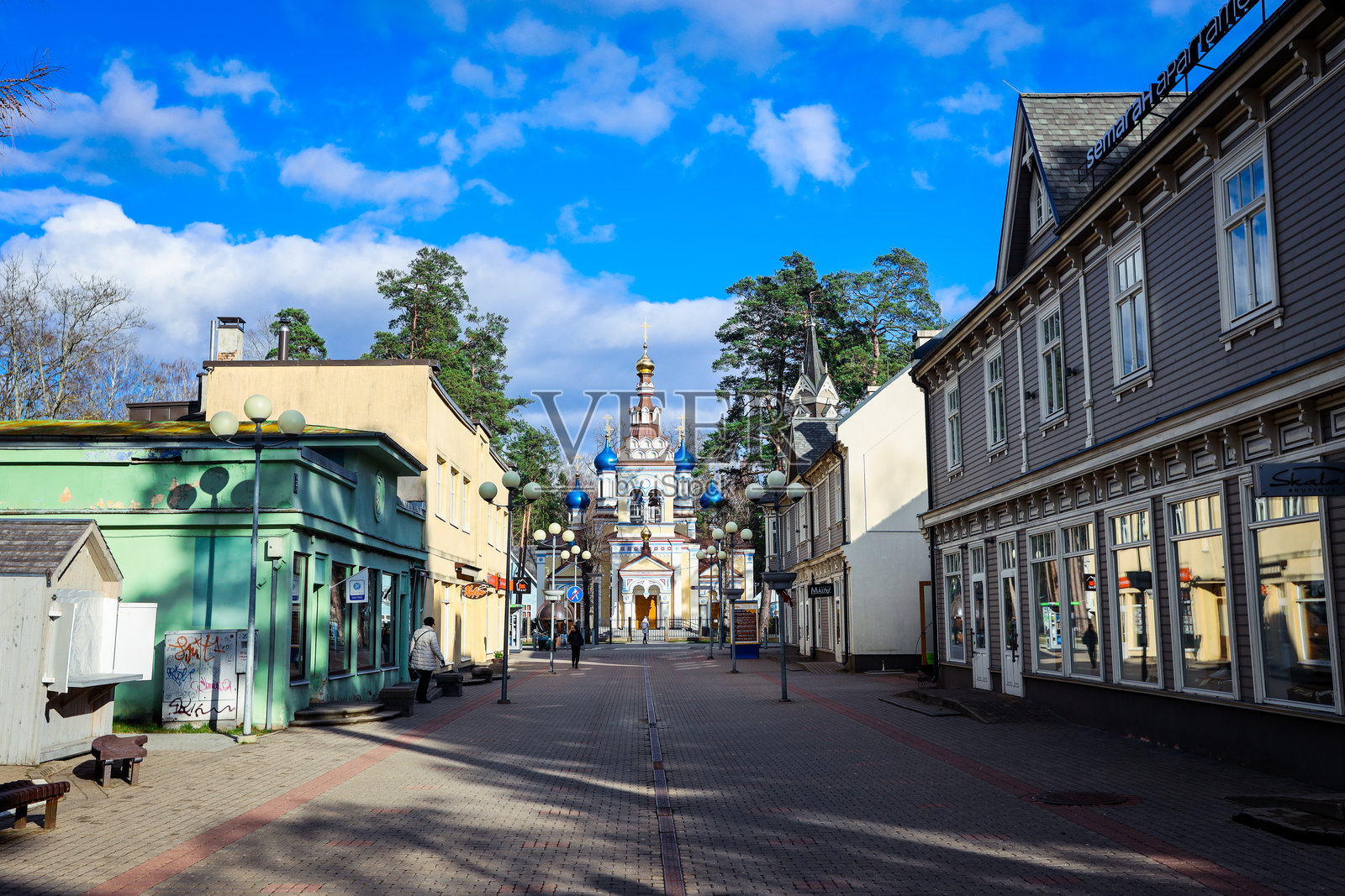 在尤尔马拉风景如画的街道上悠闲漫步,欣赏独特的建筑和绚丽的天空照片摄影图片