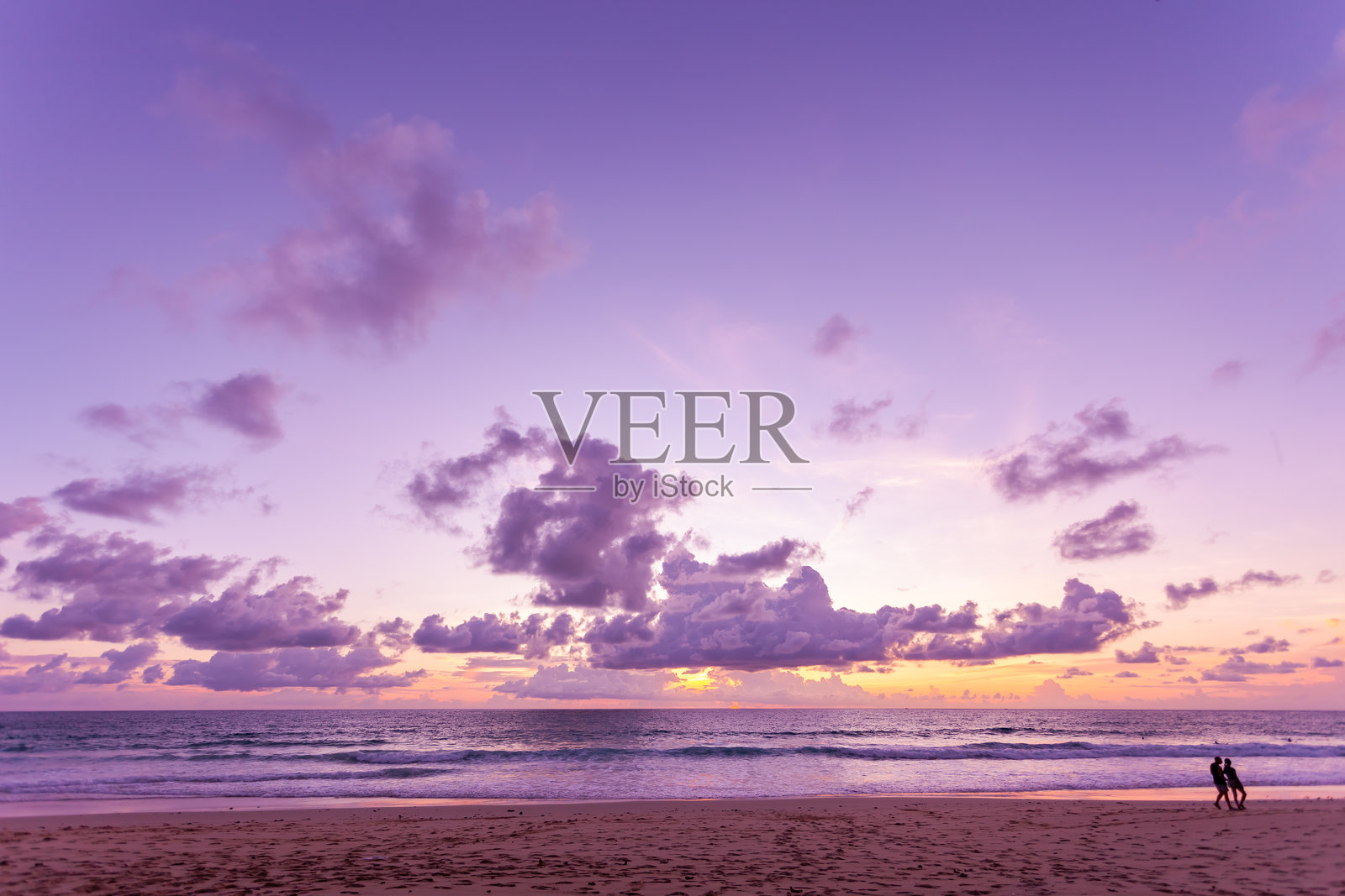 五彩斑斓的天空云彩在日落或日出时分，美丽的自然风景天空背景照片摄影图片