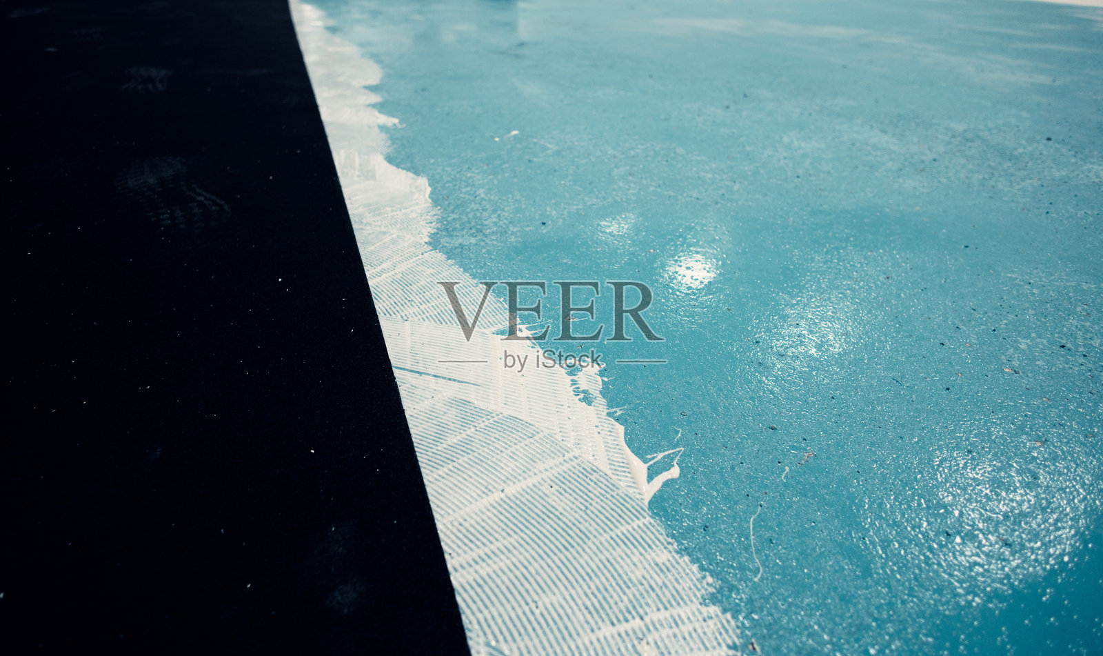 建筑工人在工业地面上涂抹环氧树脂照片摄影图片