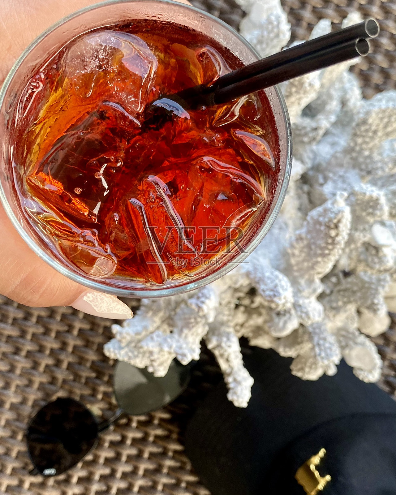 海滩上的尼格罗尼鸡尾酒照片摄影图片