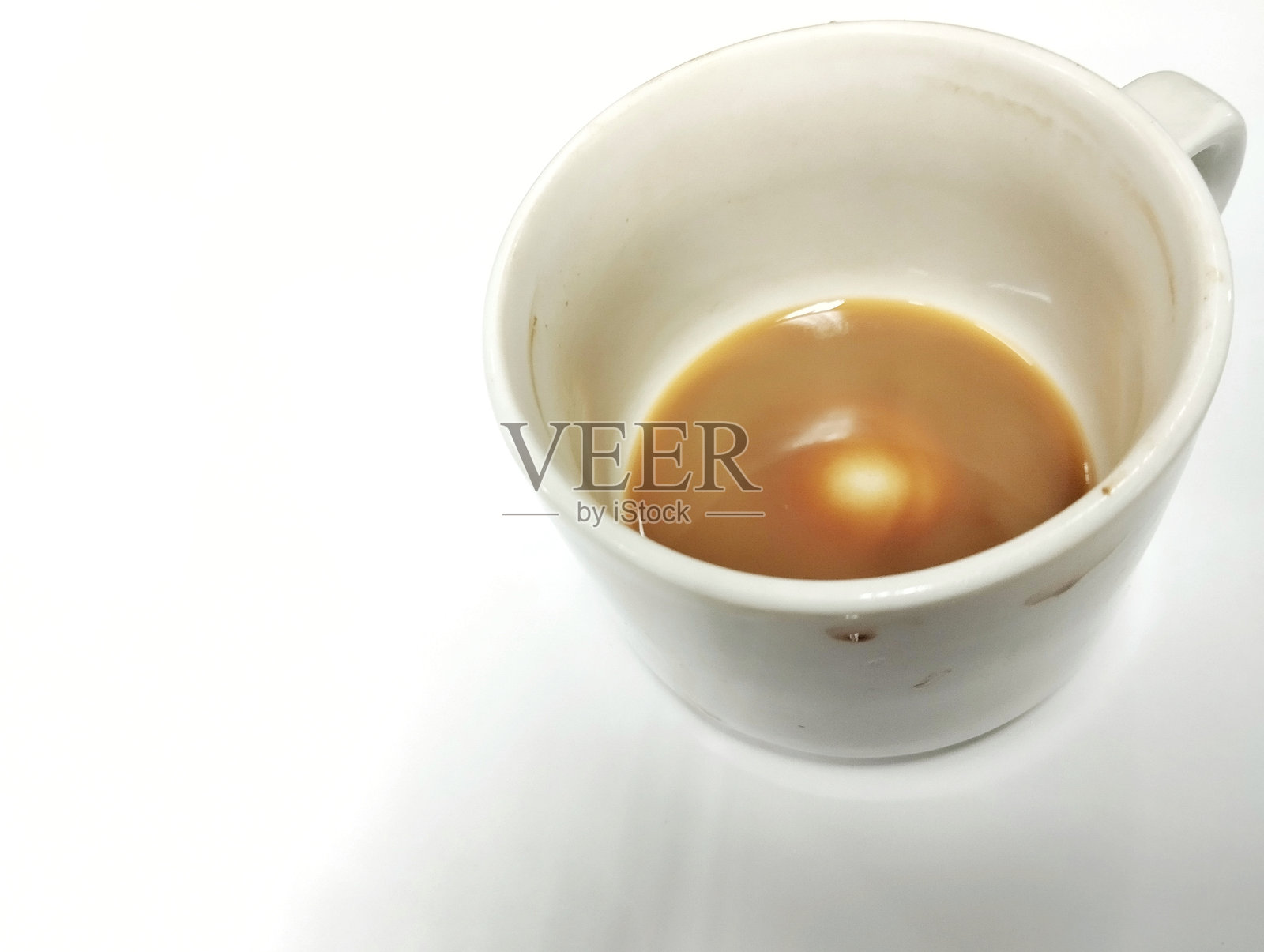 咖啡馆桌子上空的咖啡杯，背景为白色照片摄影图片