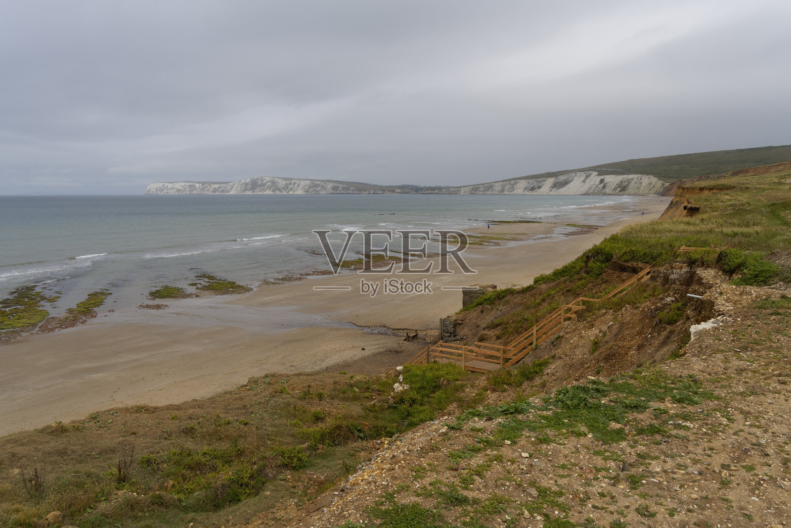 在怀特岛康普顿海滩上方的悬崖上，阴沉的天气。照片摄影图片