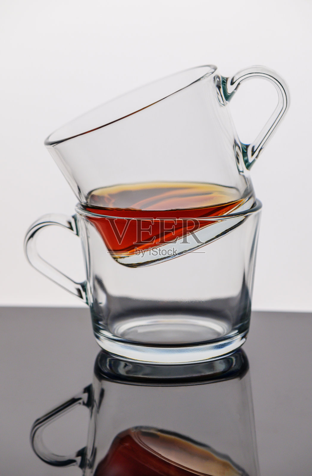 茶杯上放着一个热茶的盖子照片摄影图片