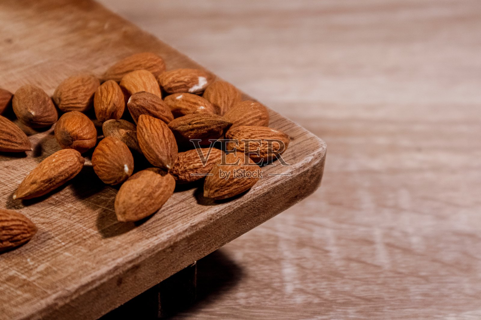 杏仁放在木质切菜板上照片摄影图片