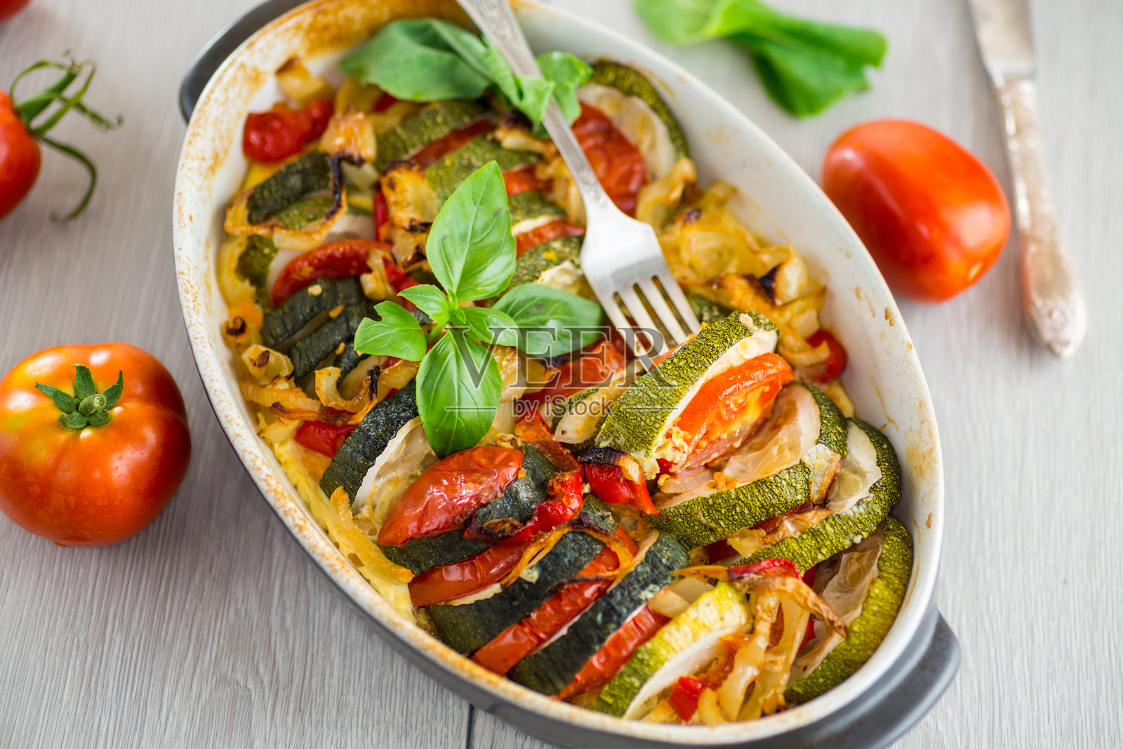 准备好的烤西葫芦和番茄圆片，放在陶瓷盘中，蔬菜小吃照片摄影图片