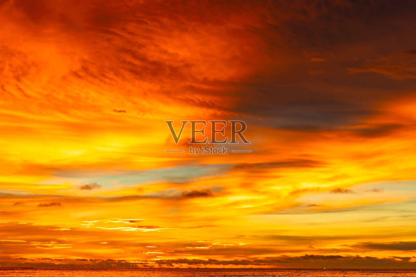 海上日落天空背景，壮丽的自然风光，海面上的美丽日落或日出，五彩斑斓的云彩景色，令人惊叹的云朵和波浪在日落天空中的自然云背景照片摄影图片