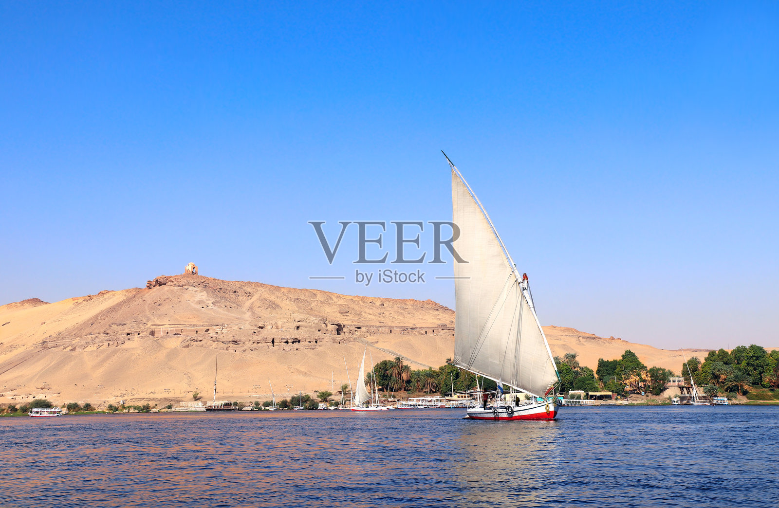 埃及阿斯旺尼罗河上的传统三角帆船照片摄影图片