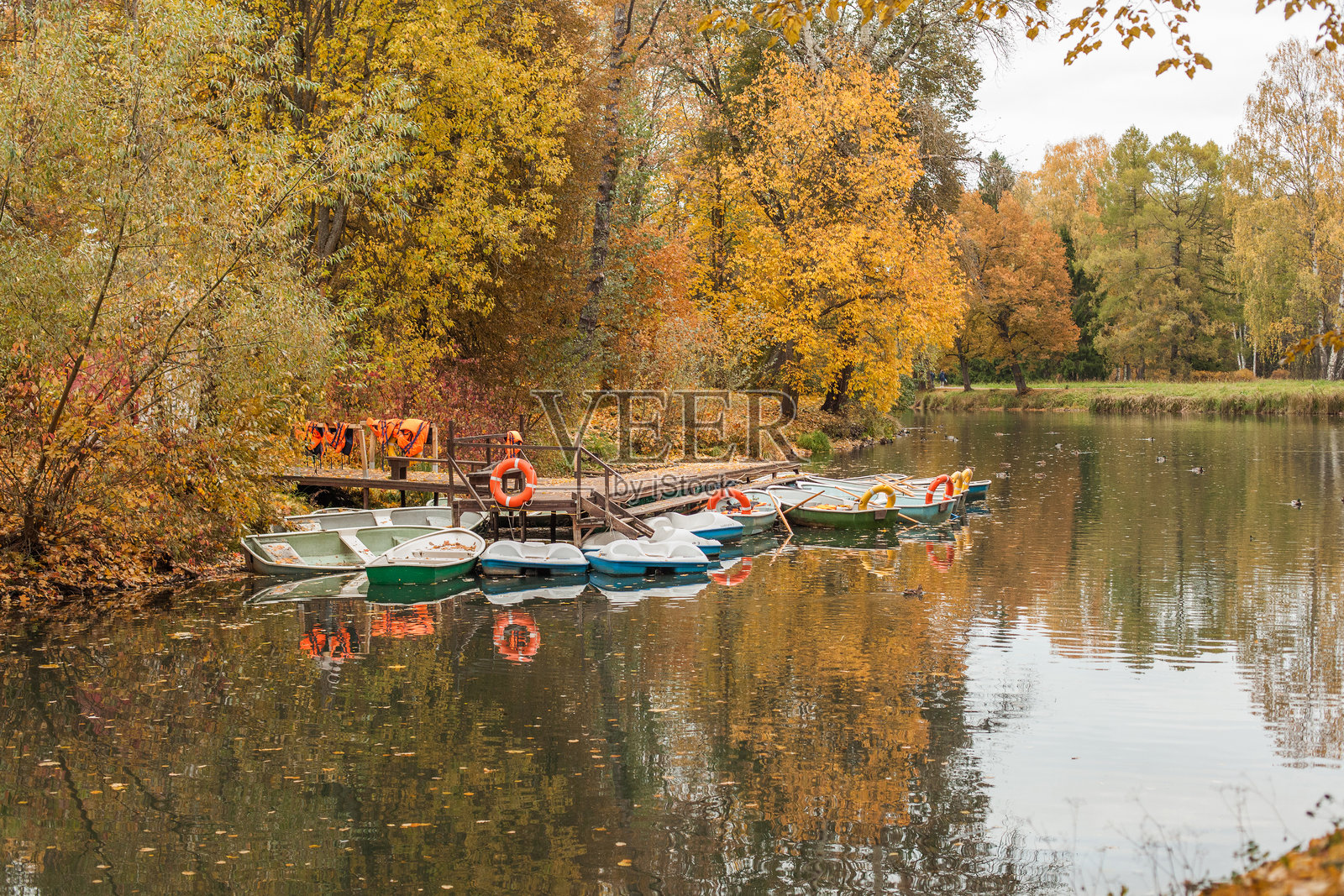 秋天的湖泊与小船，秋季背景照片摄影图片
