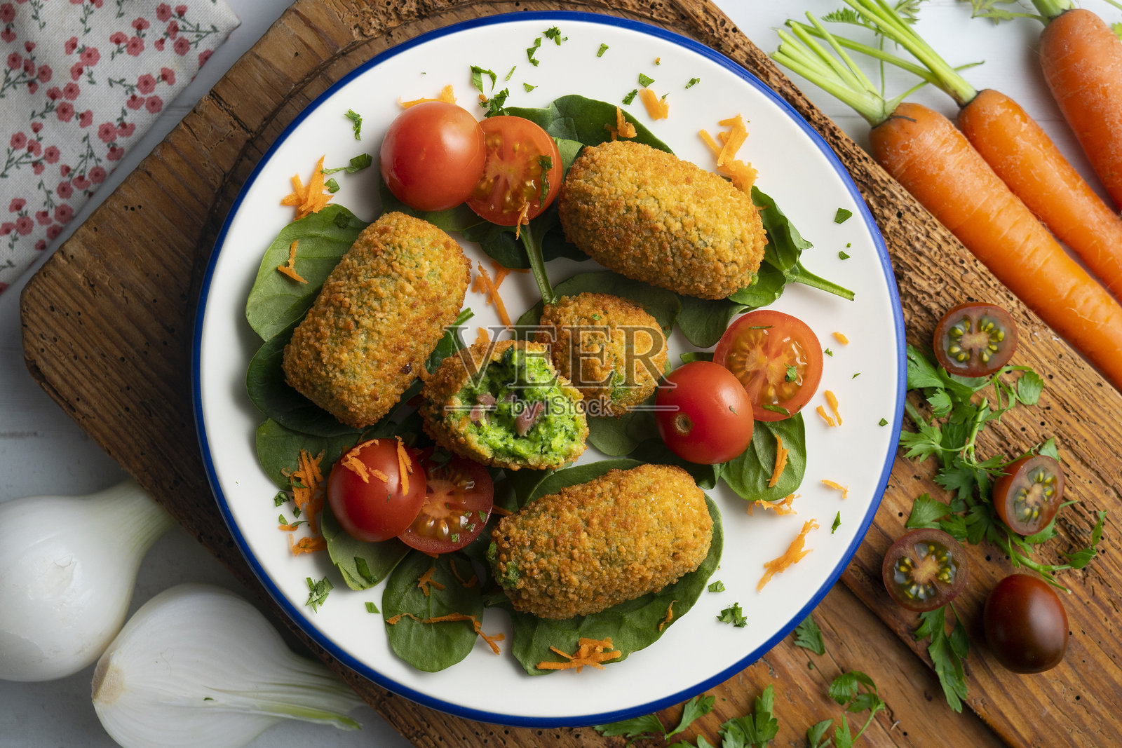 西班牙菠菜贝沙梅尔酥皮饼和伊比利亚火腿的塔帕。顶部视角的桌子装饰。照片摄影图片