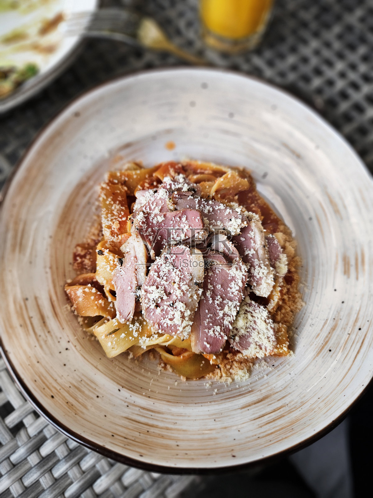 烤牛肉意大利面菜肴照片摄影图片