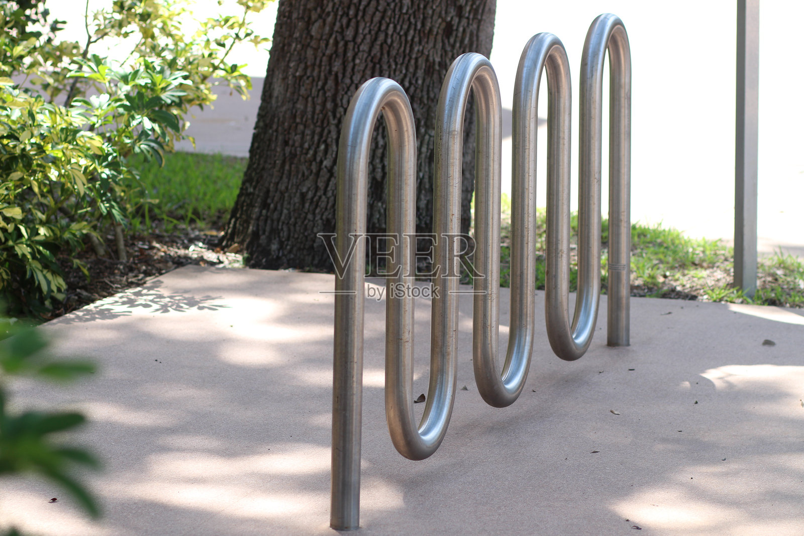 户外环境中的弯曲金属自行车架照片摄影图片